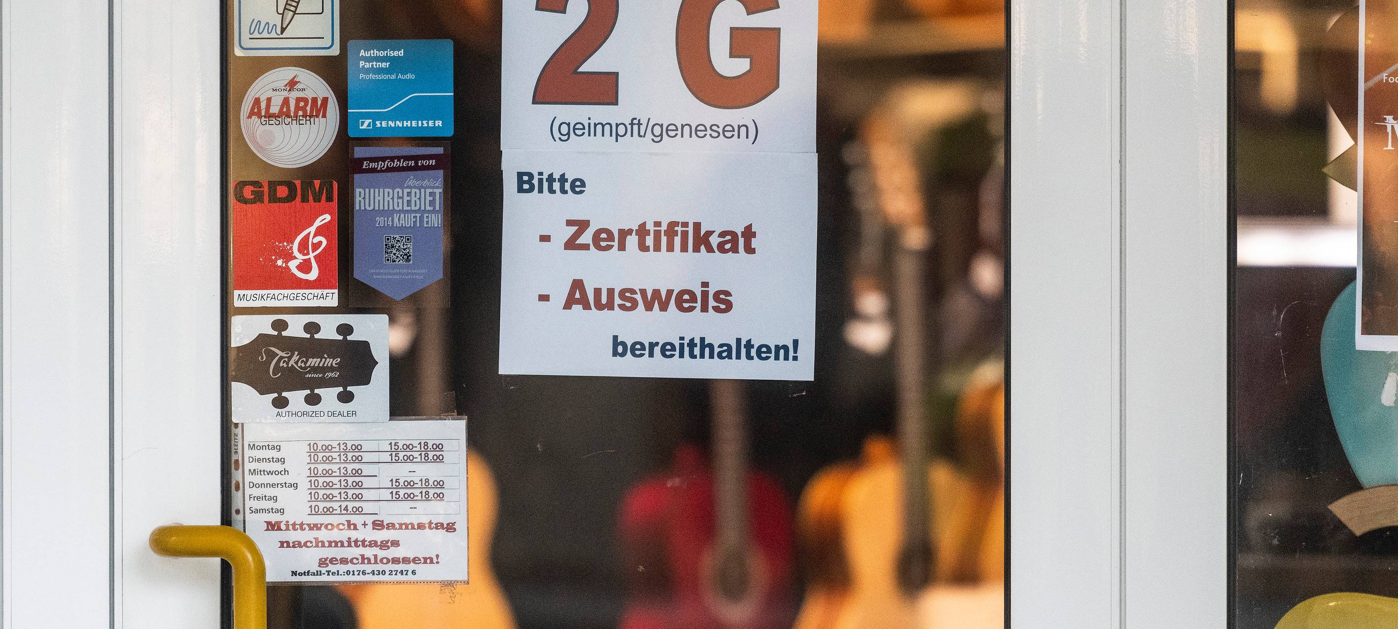 2G-Schild in der Tür eines Geschäfts