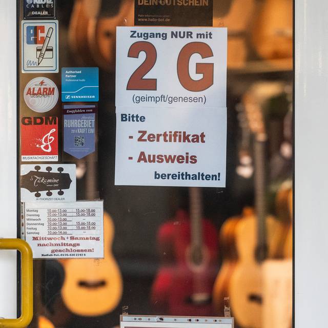 2G-Schild in der Tür eines Geschäfts