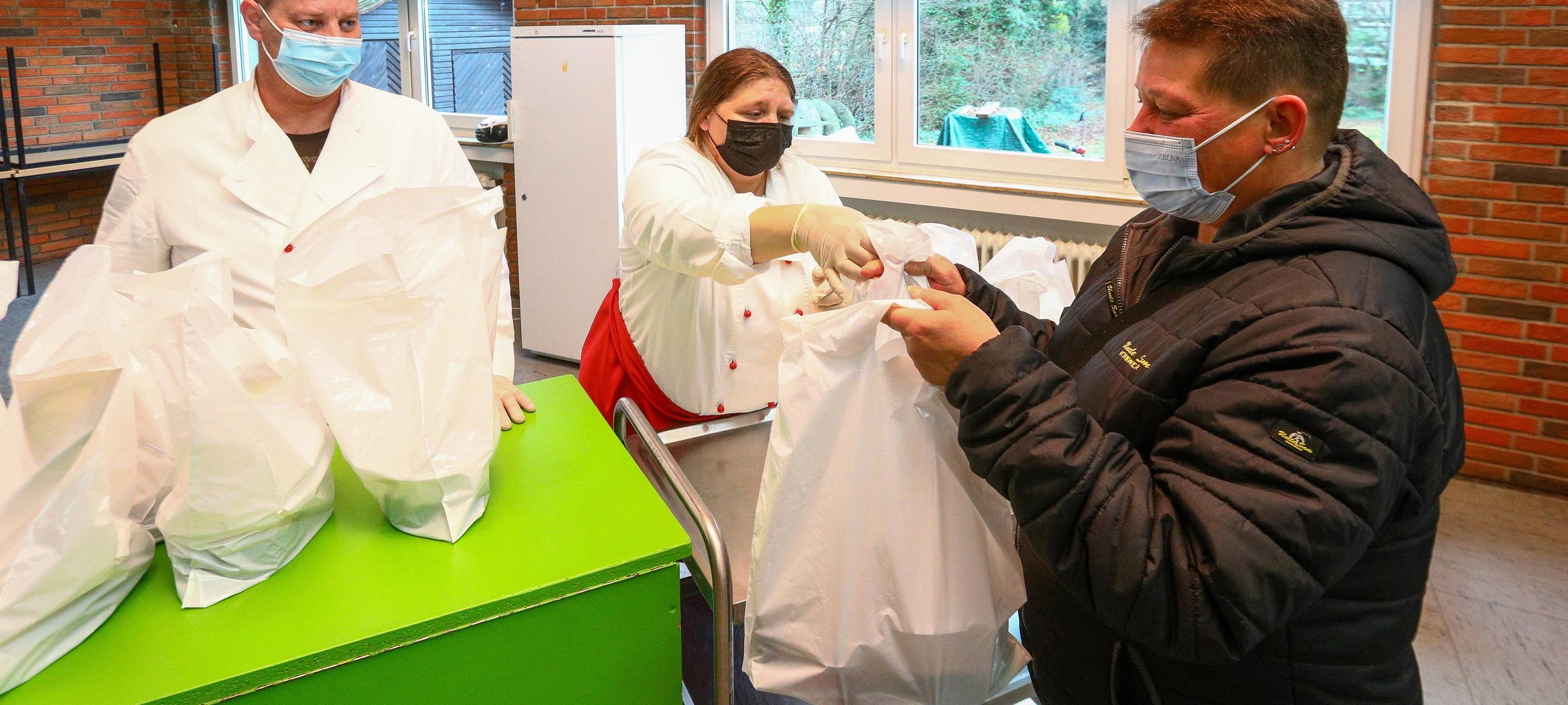 Essensausgabe bei der Suppenküche Kolüsch in Corona-Zeiten