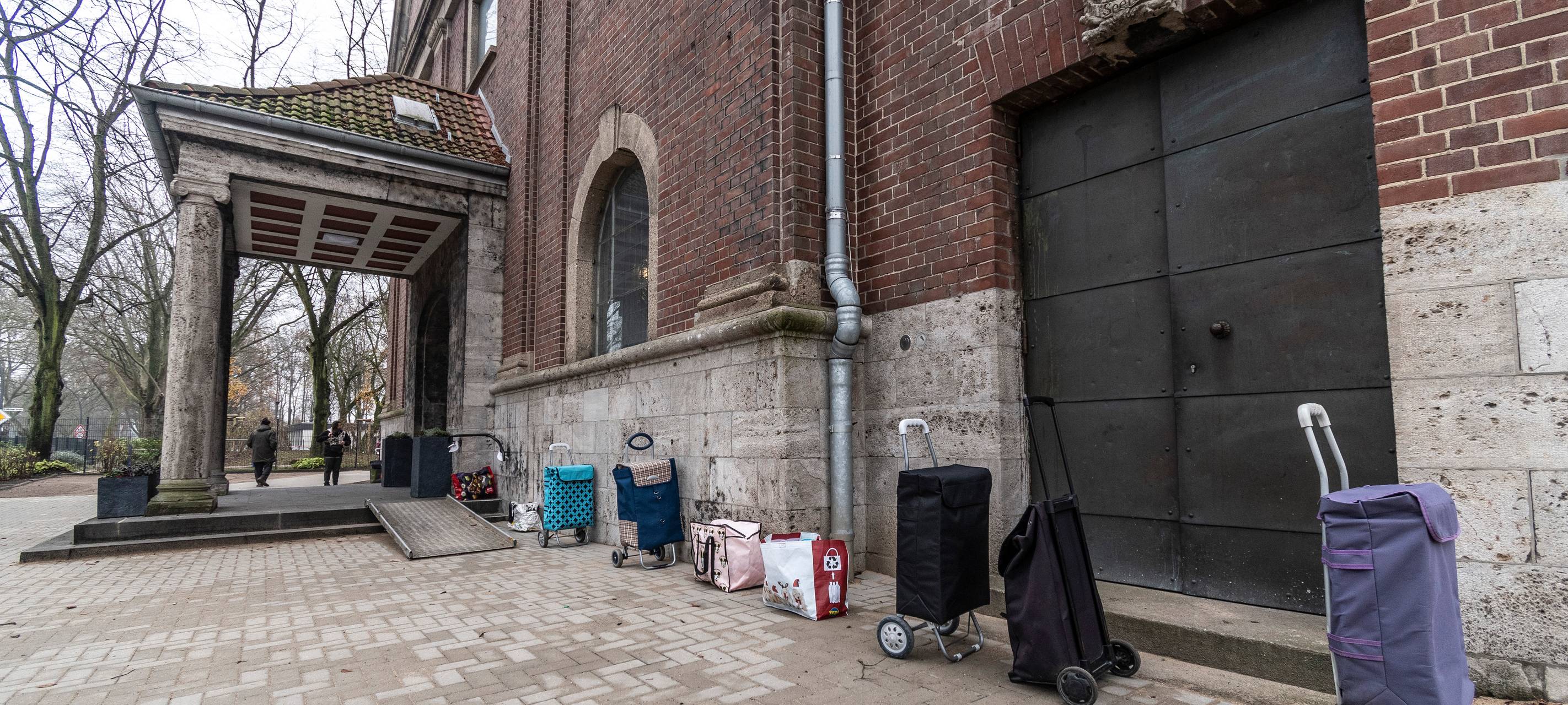 Vor der Ausgabestelle der Gelsenkirchener Tafel in Hassel
