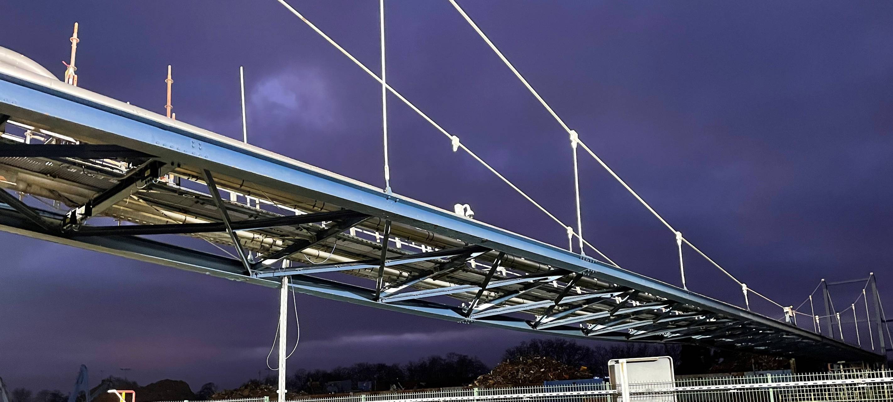 Schiff rammt Rohrbrücke