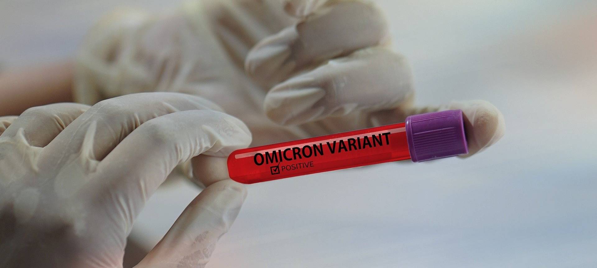 Probenröhrchen mit der Aufschrift "Omikron"