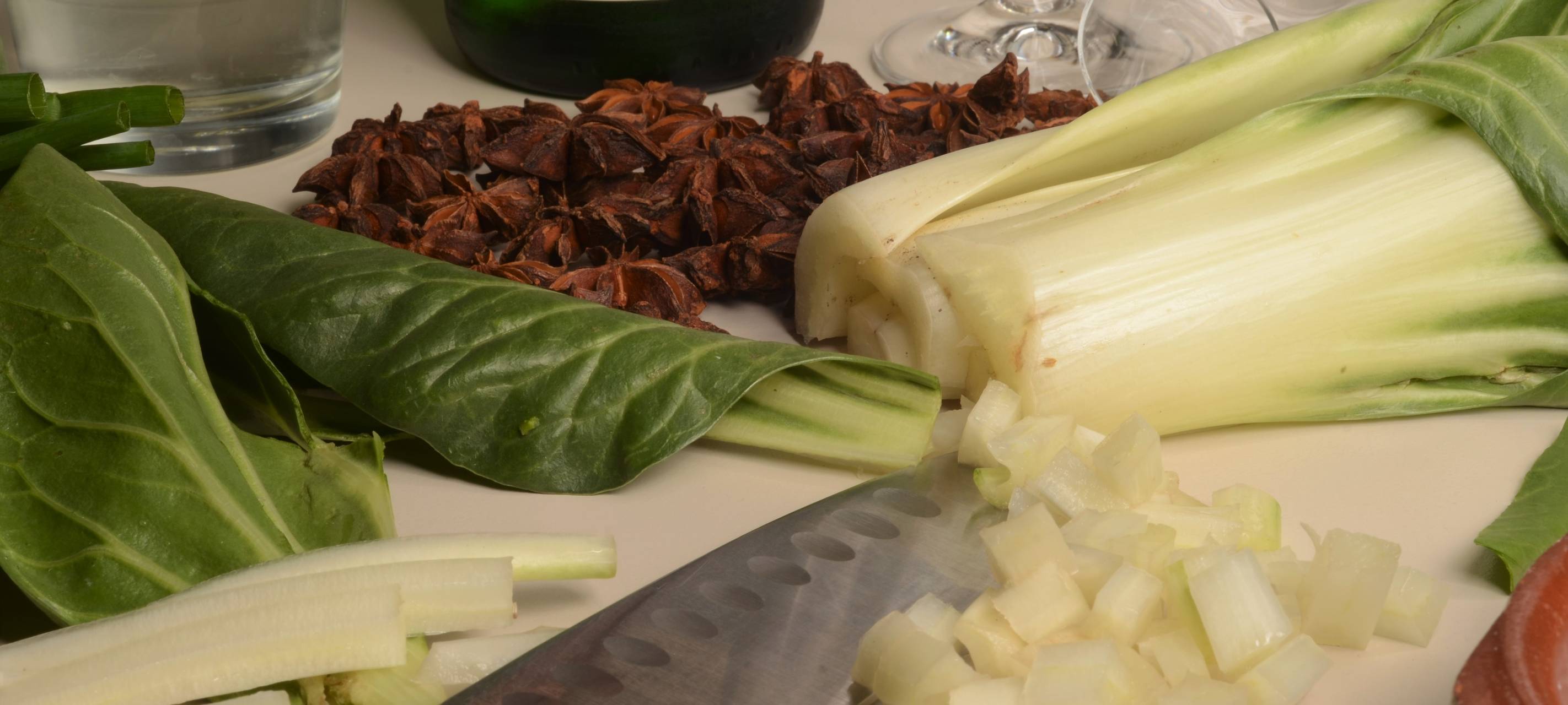 Hähnchenbrust auf Mangold mit Zitronen-Sternanis-Soße und Wermut