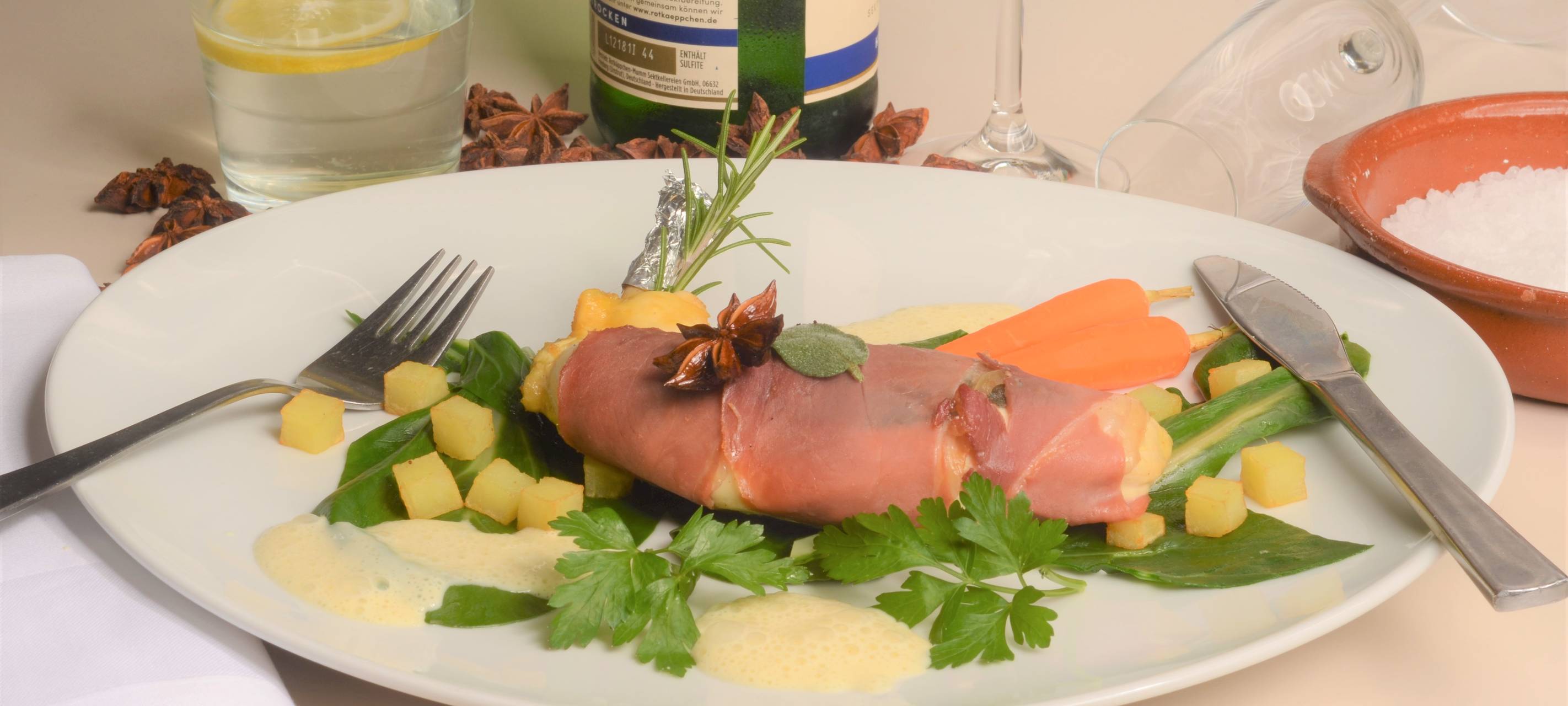 Hähnchenbrust auf Mangold mit Zitronen-Sternanis-Soße und Wermut