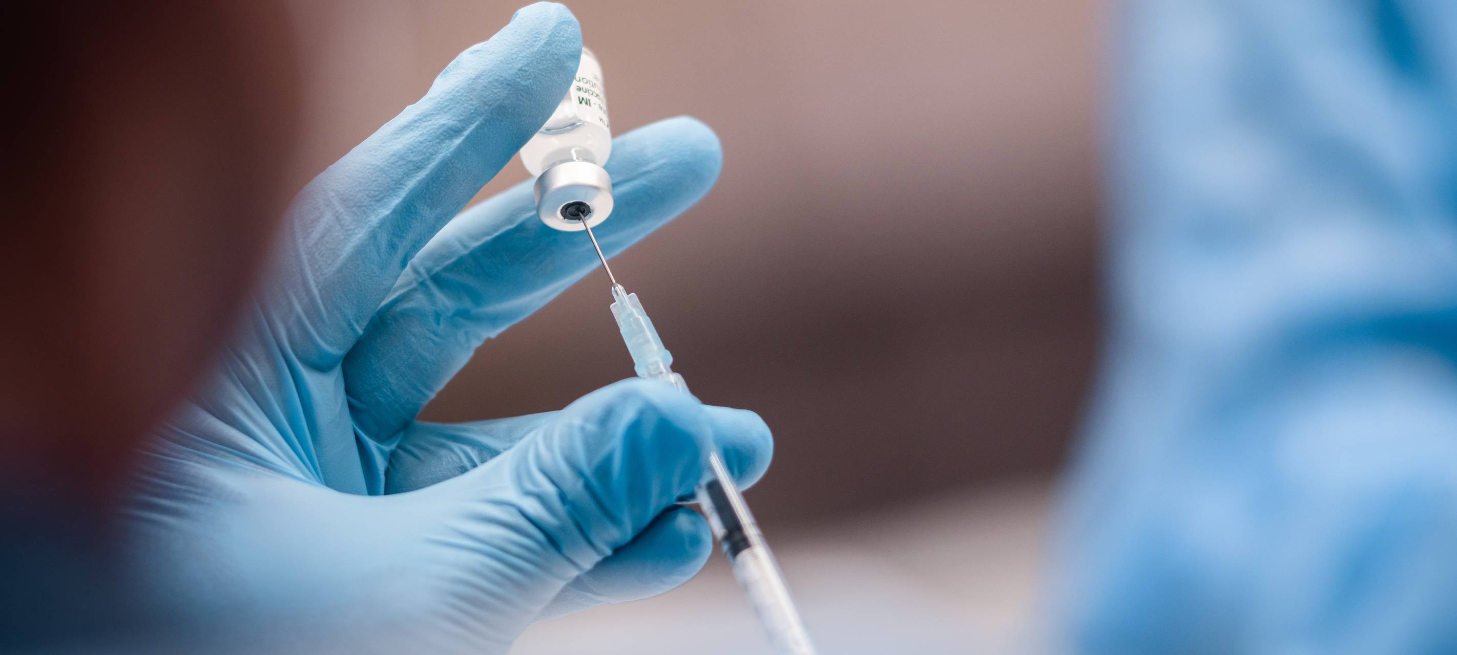 Spritze mit Corona-Impfung