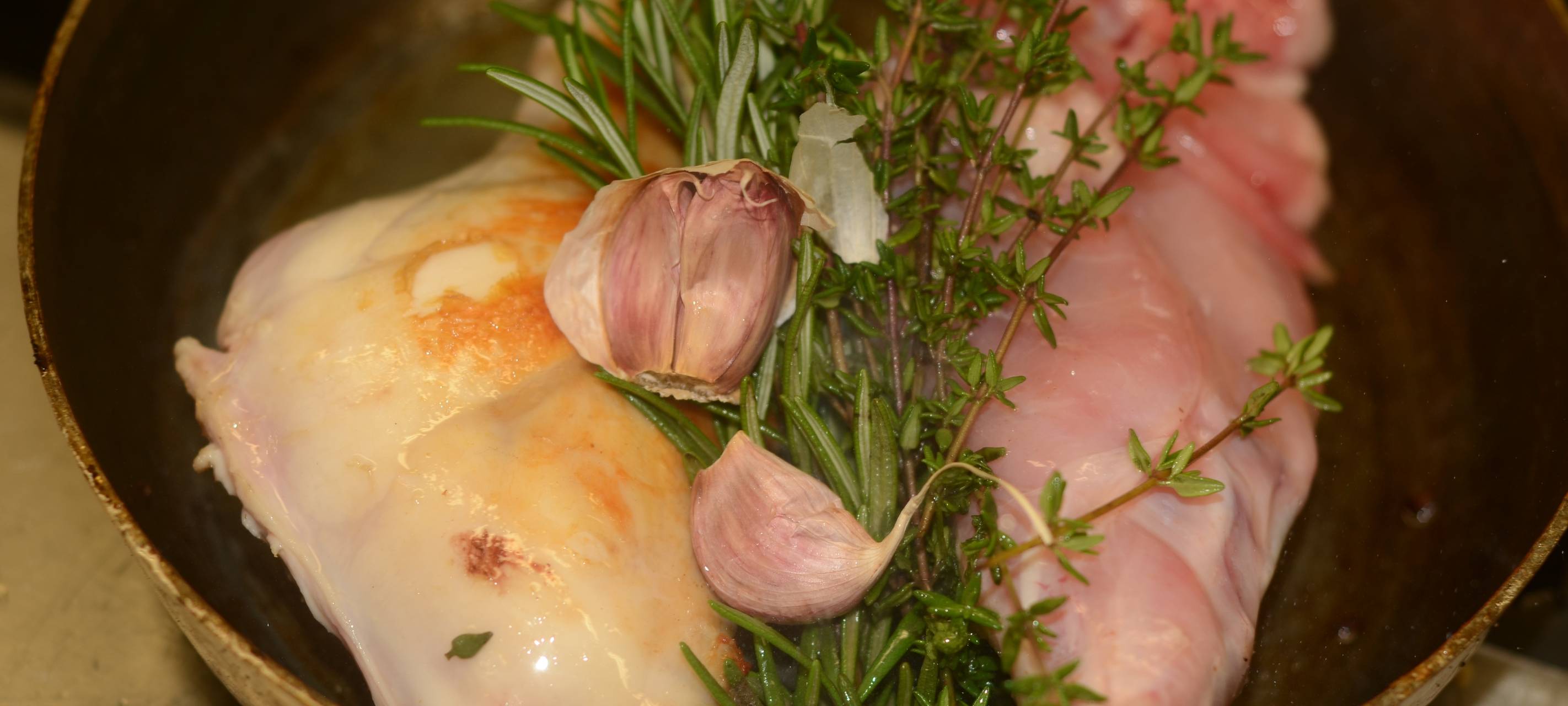 Kaninchenkeulen im Römertopf geschmort mit Morcheln