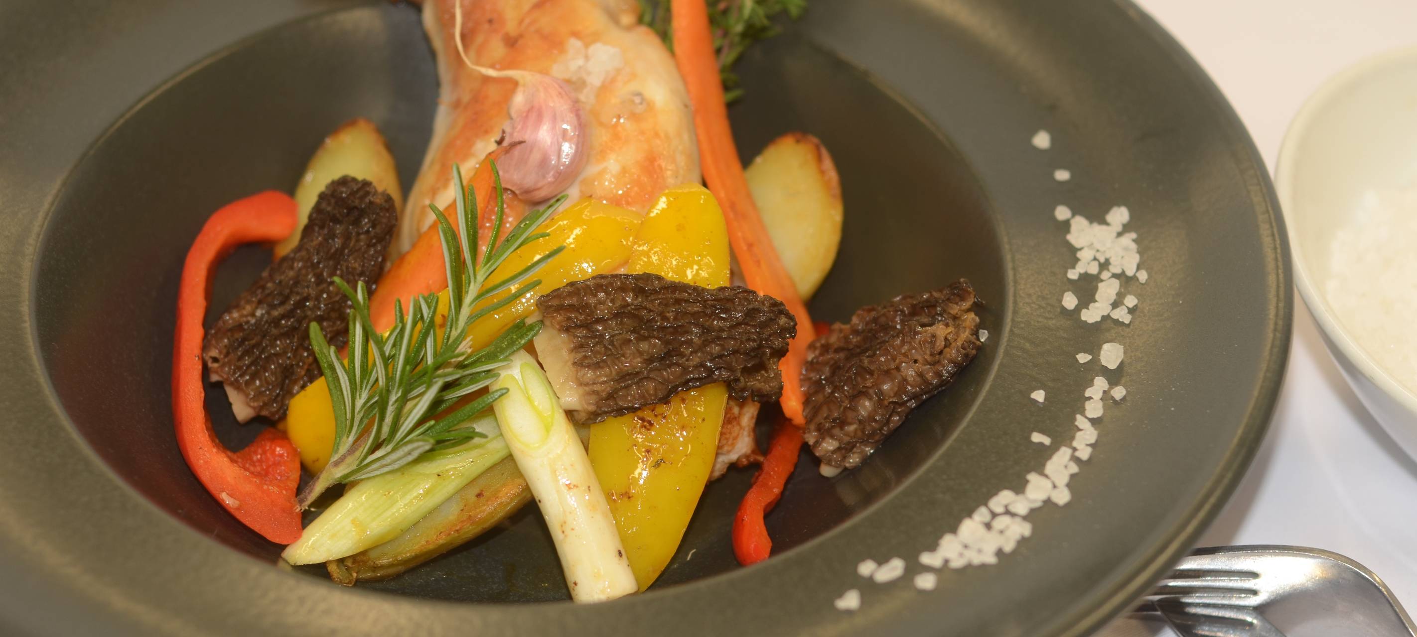 Kaninchenkeulen im Römertopf geschmort mit Morcheln