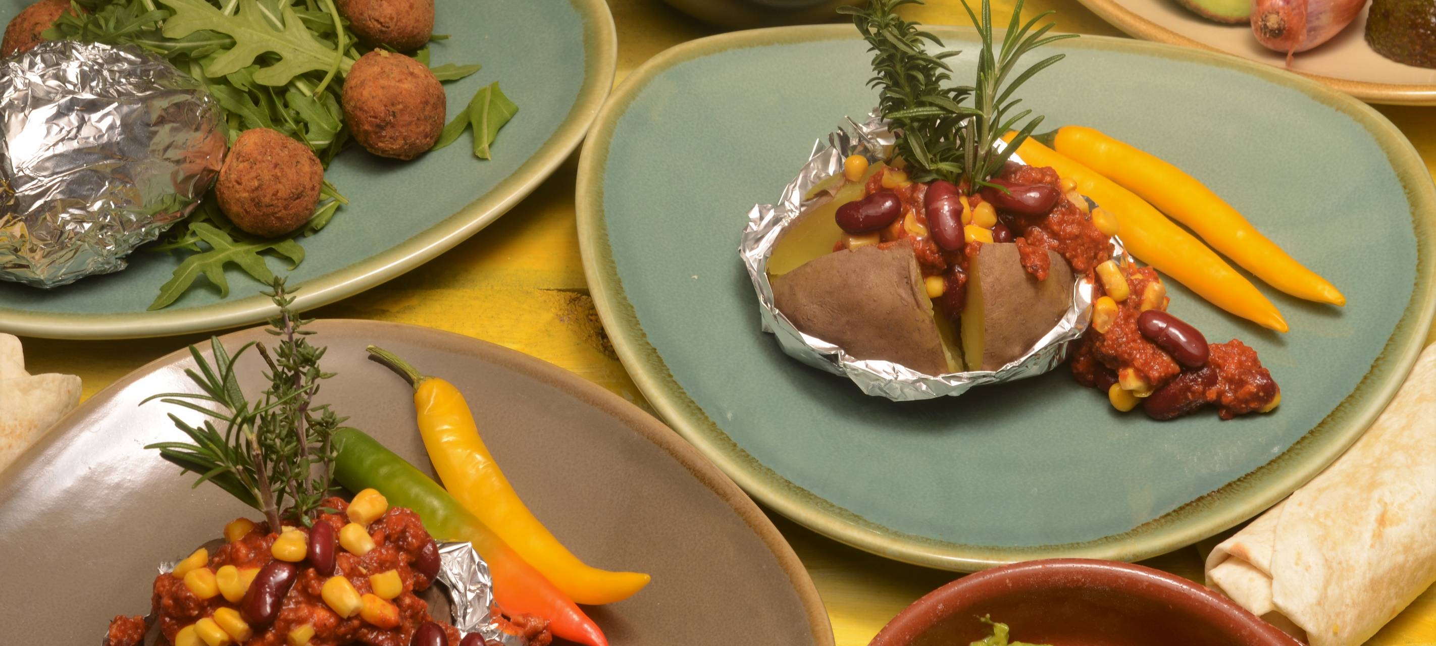 90er Jahre: Chili con Carne mit gefüllter Ofenkartoffel Guacamole und Nachos