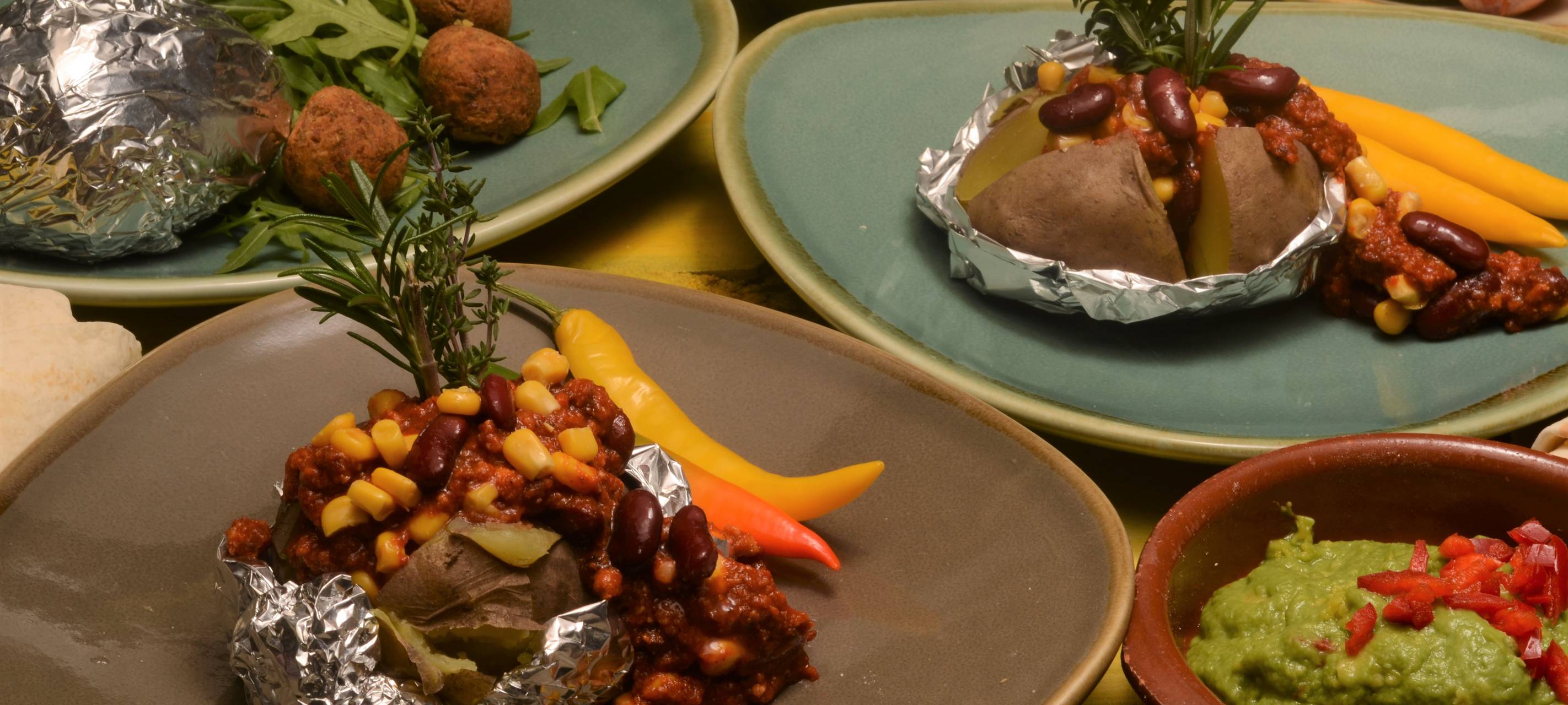 90er Jahre: Chili con Carne mit gefüllter Ofenkartoffel Guacamole und Nachos