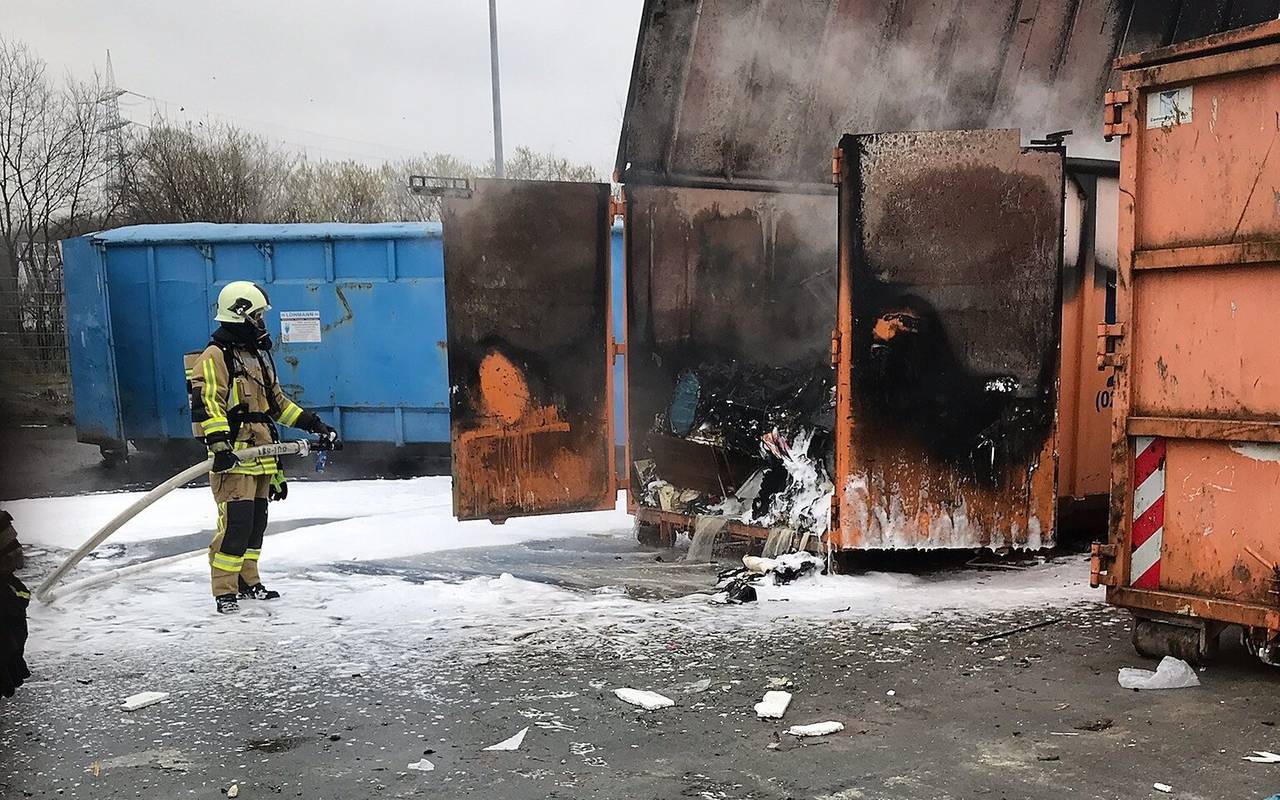 Brennender Müllcontainer auf dem Kirchhellener Recyclinghof
