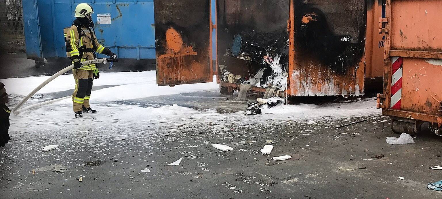Brennender Müllcontainer auf dem Kirchhellener Recyclinghof