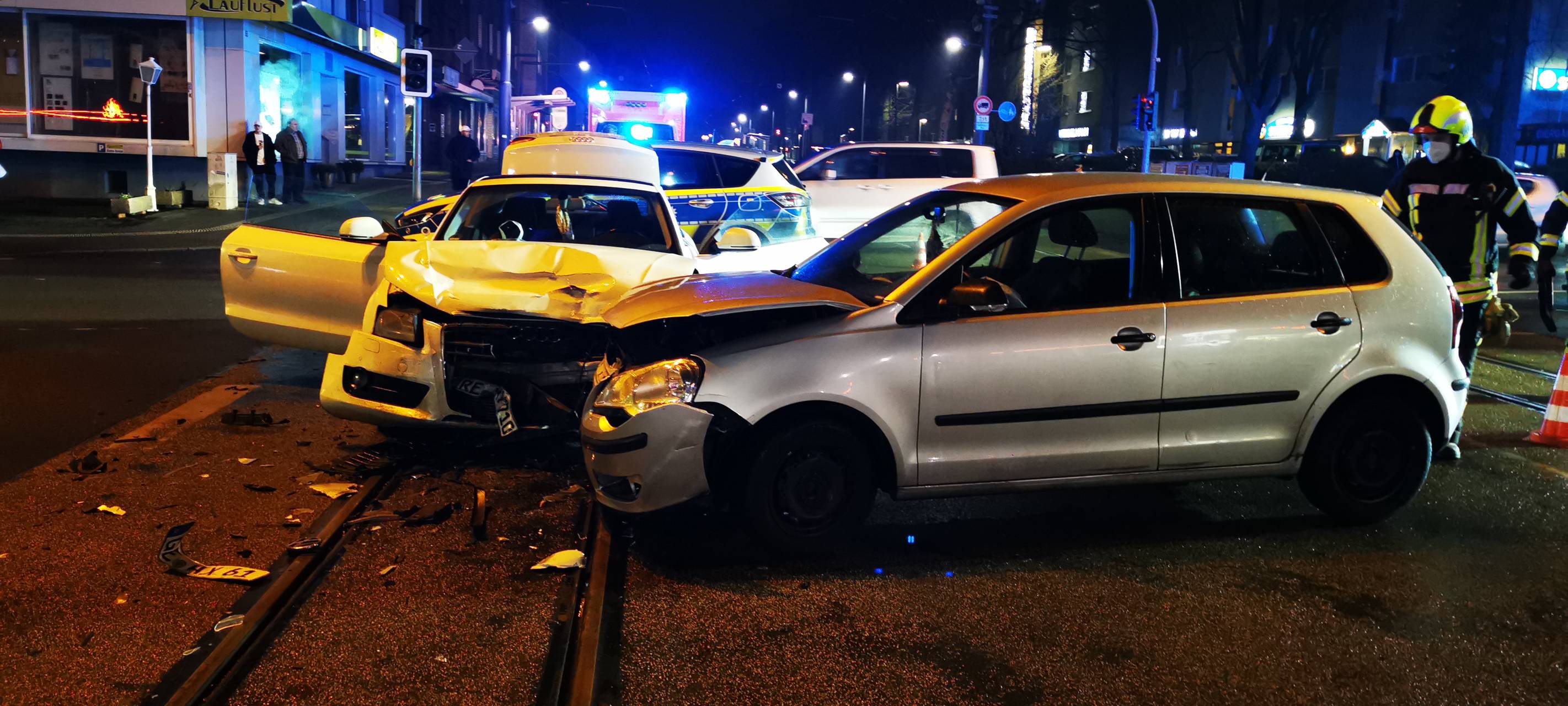 Kaputte Unfallwagen auf der Kreuzung Horster Straße / Vinckestraße
