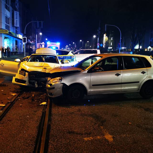 Kaputte Unfallwagen auf der Kreuzung Horster Straße / Vinckestraße