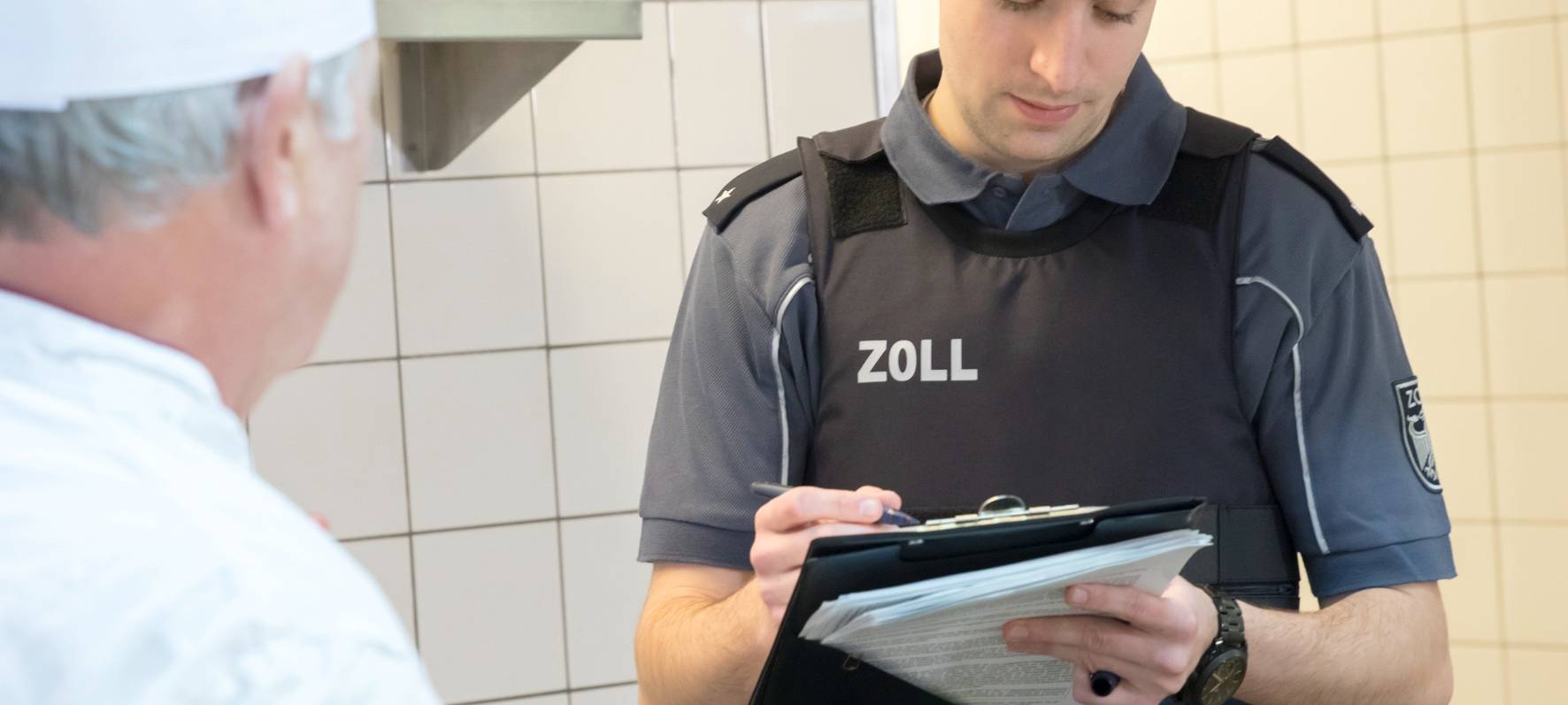 Zollfahnder kontrolliert einen Koch