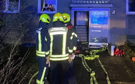 Feuerwehr im Einsatz bei Kellerbrand in Gelsenkirchen-Sutum