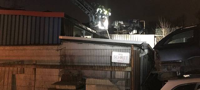 Feuerwehreinsatz in Bottroper Autowerkstatt