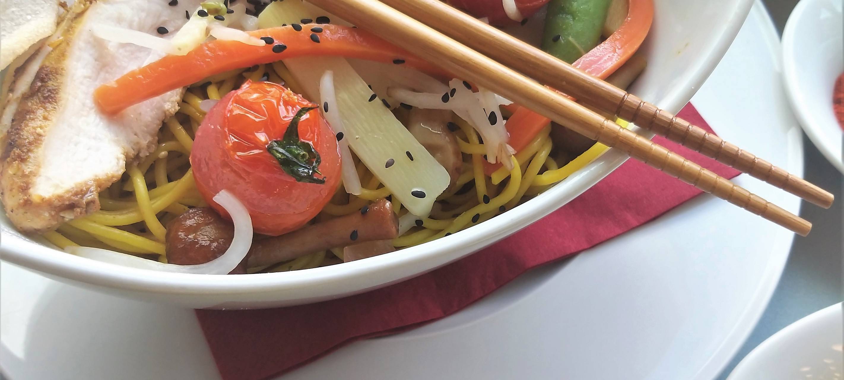2010er Jahre: Vietnamesische Food Bowl mit Hähnchenbrust, Avocado und Aprikosen