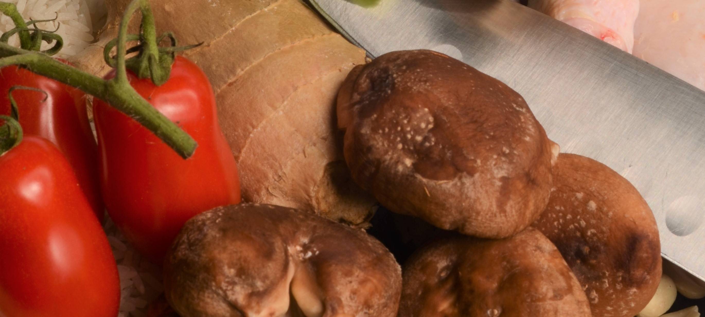 2010er Jahre: Vietnamesische Food Bowl mit Hähnchenbrust, Avocado und Aprikosen