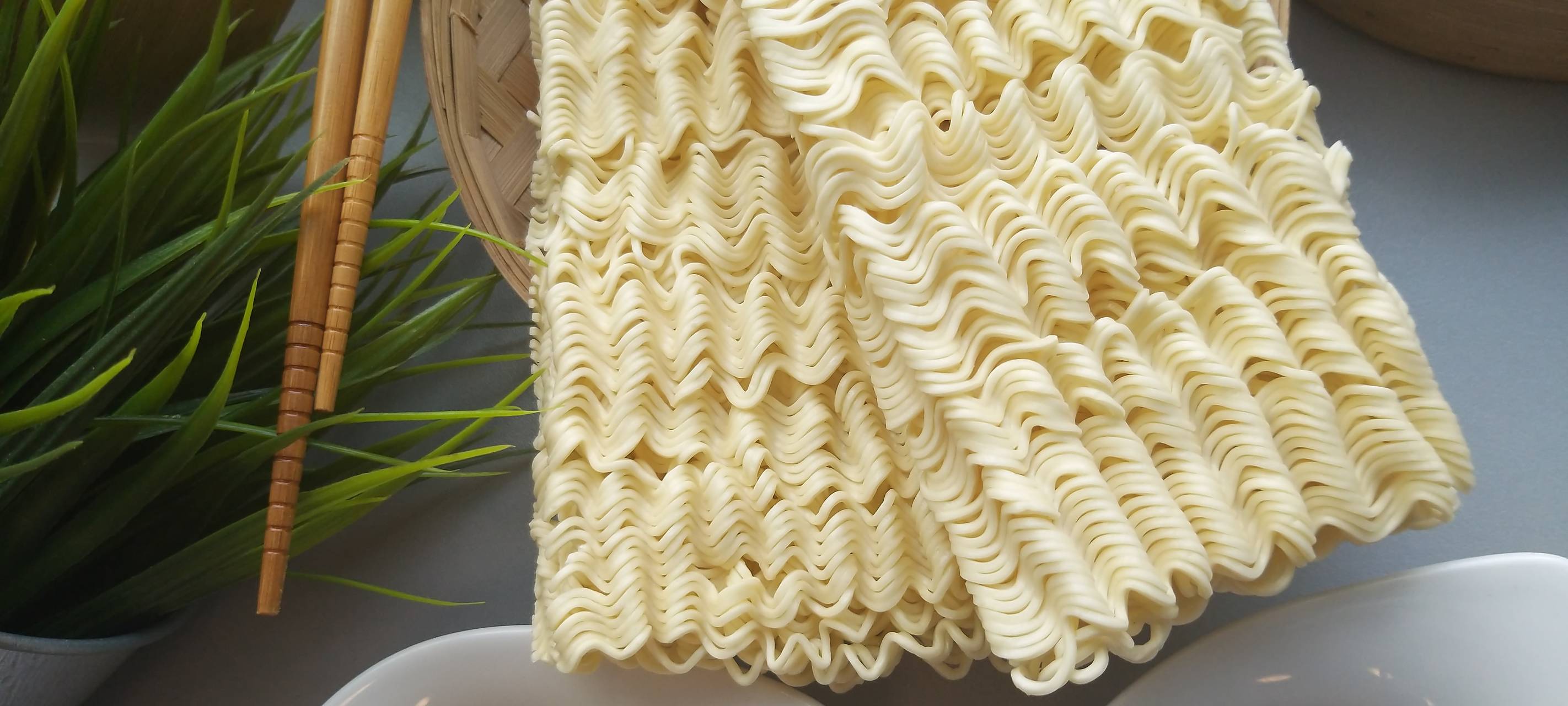 2010er Jahre: Vietnamesische Food Bowl mit Hähnchenbrust, Avocado und Aprikosen