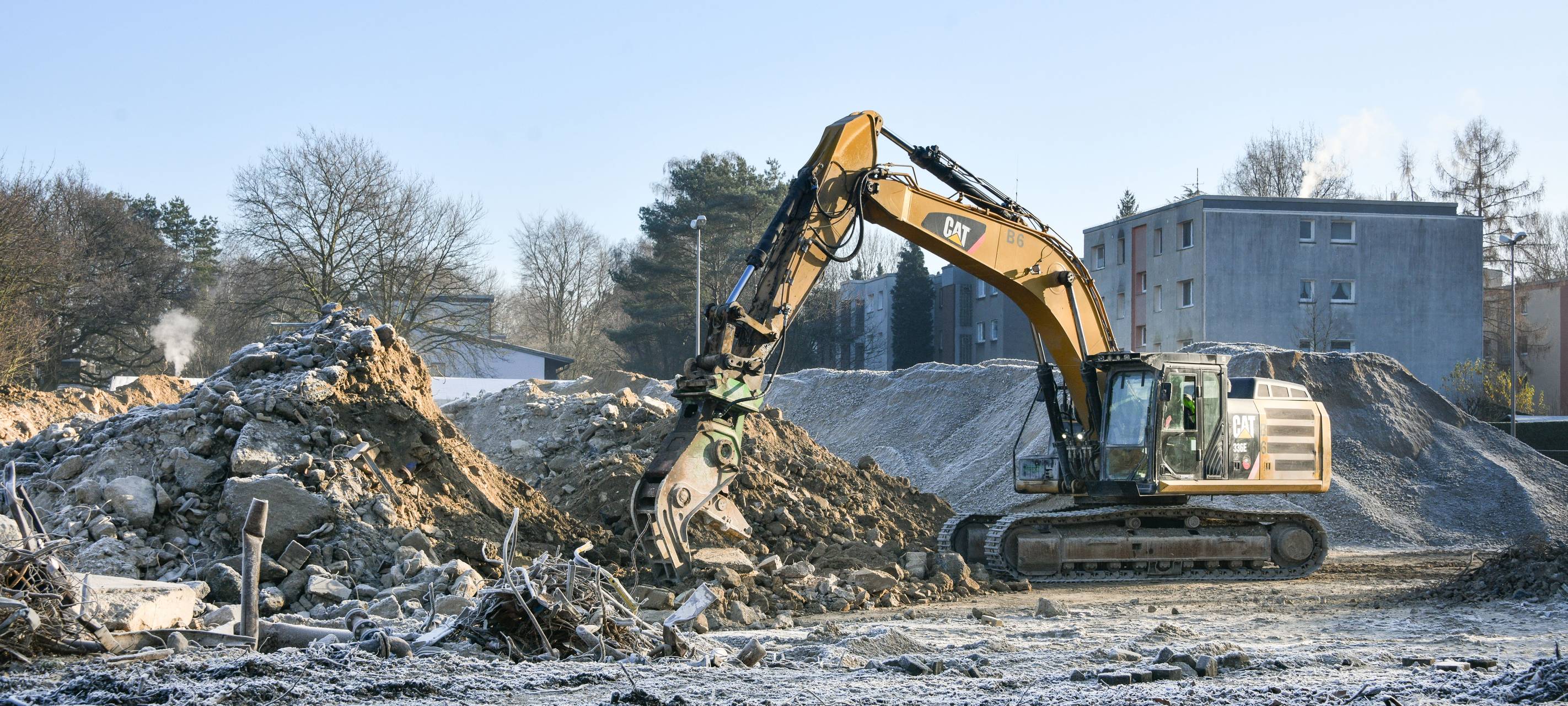 Abrissbagger an der Schwechater Straße 38