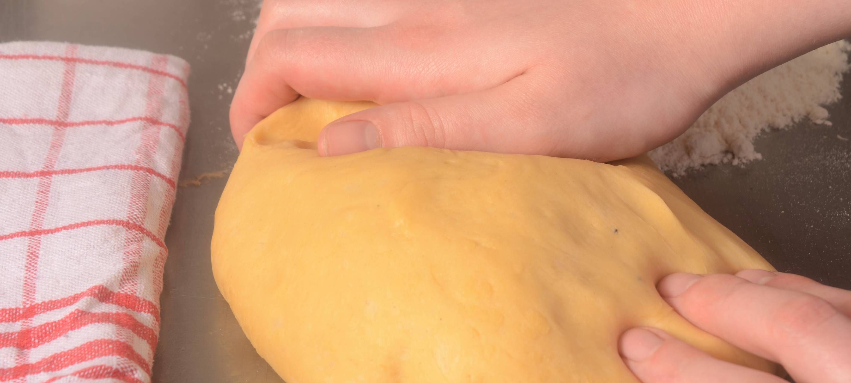Leckeres Pfannenbrot mit Hackfleisch, Romanesco und Blumenkohl