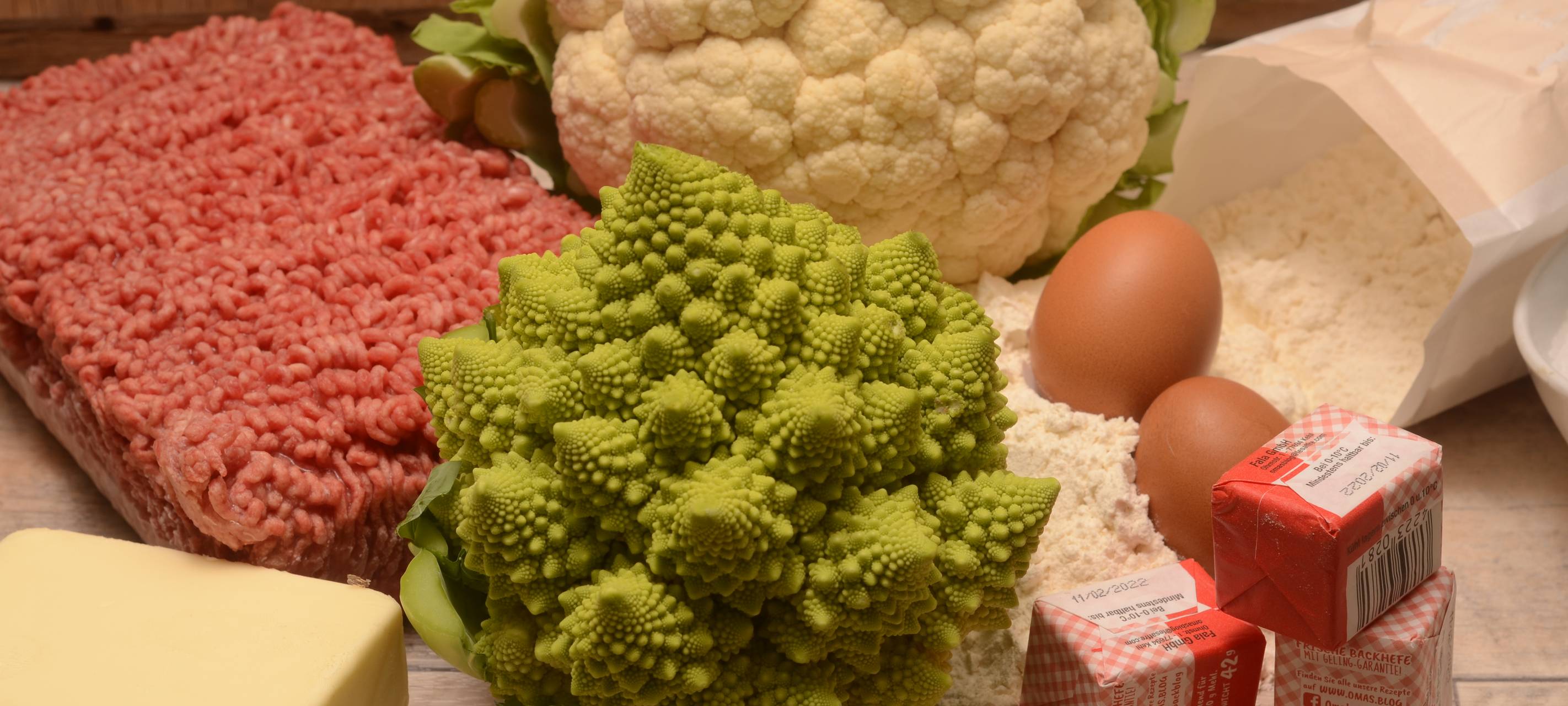 Leckeres Pfannenbrot mit Hackfleisch, Romanesco und Blumenkohl