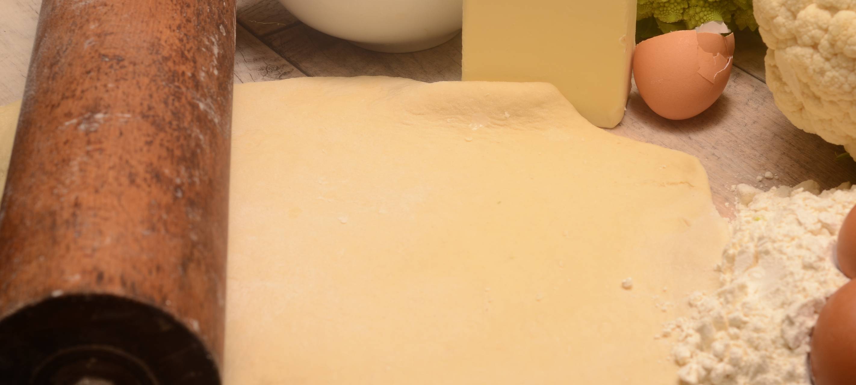 Leckeres Pfannenbrot mit Hackfleisch, Romanesco und Blumenkohl