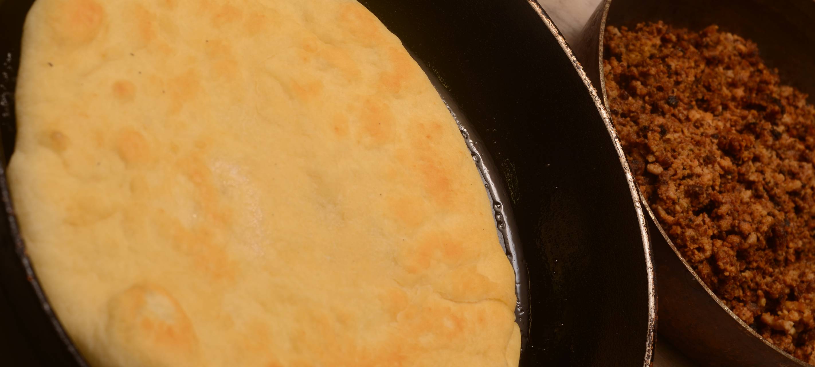 Leckeres Pfannenbrot mit Hackfleisch, Romanesco und Blumenkohl