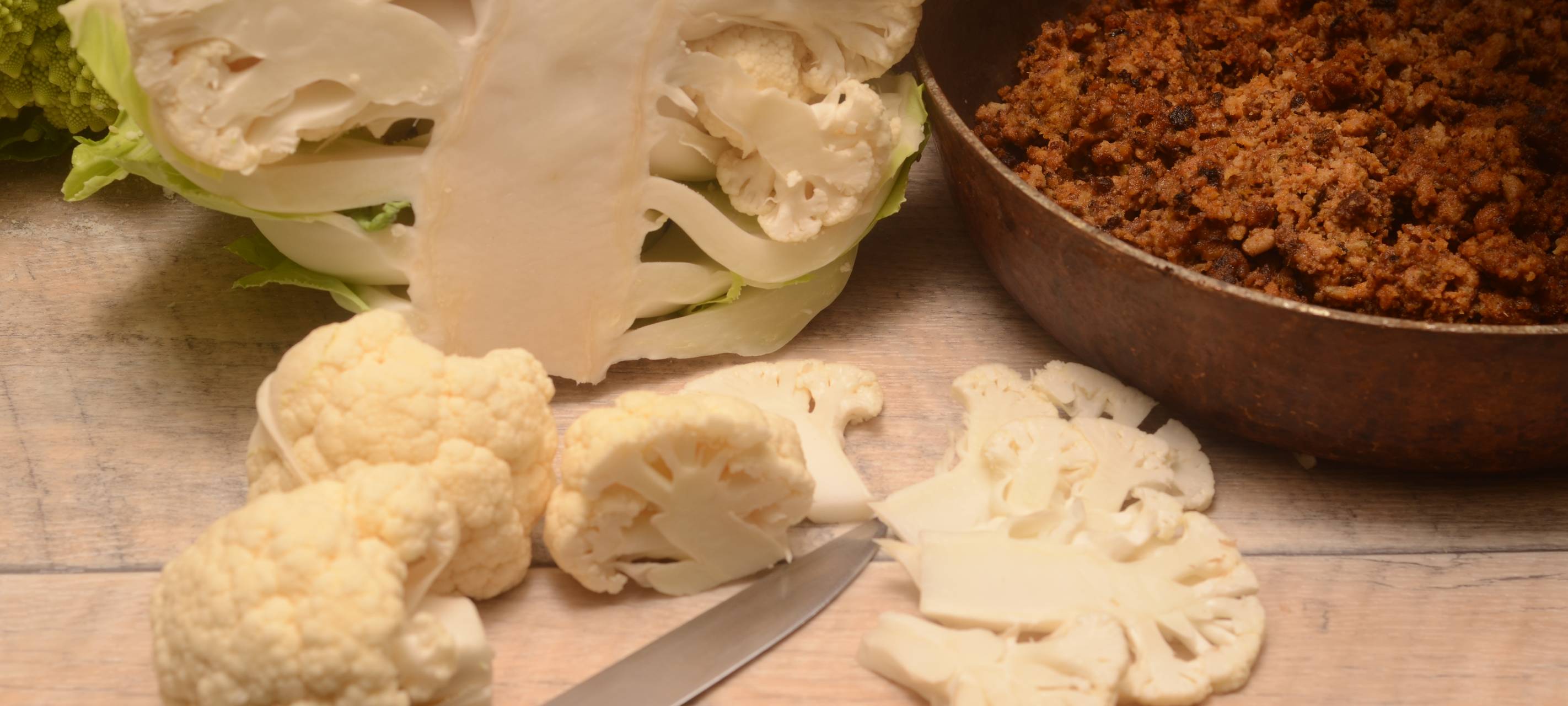 Leckeres Pfannenbrot mit Hackfleisch, Romanesco und Blumenkohl