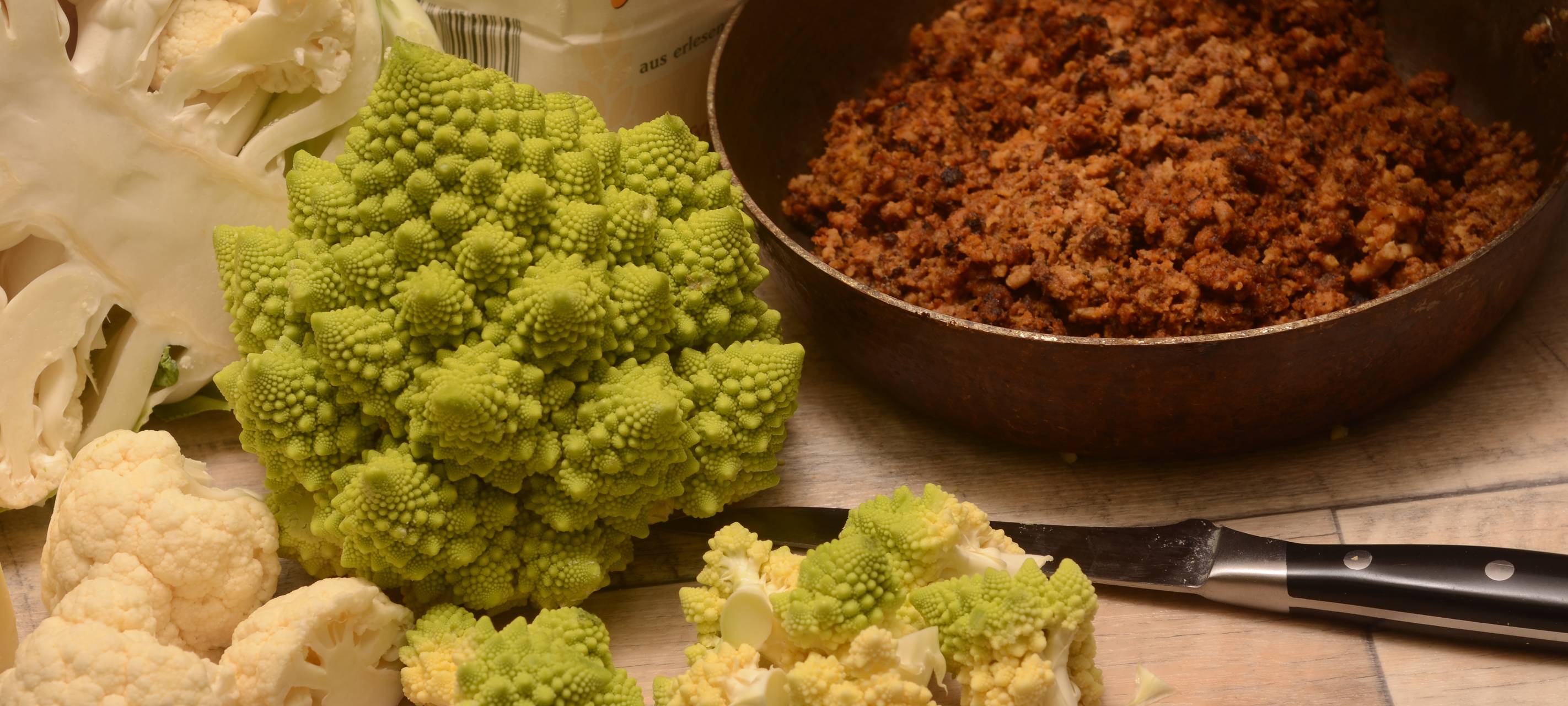 Leckeres Pfannenbrot mit Hackfleisch, Romanesco und Blumenkohl