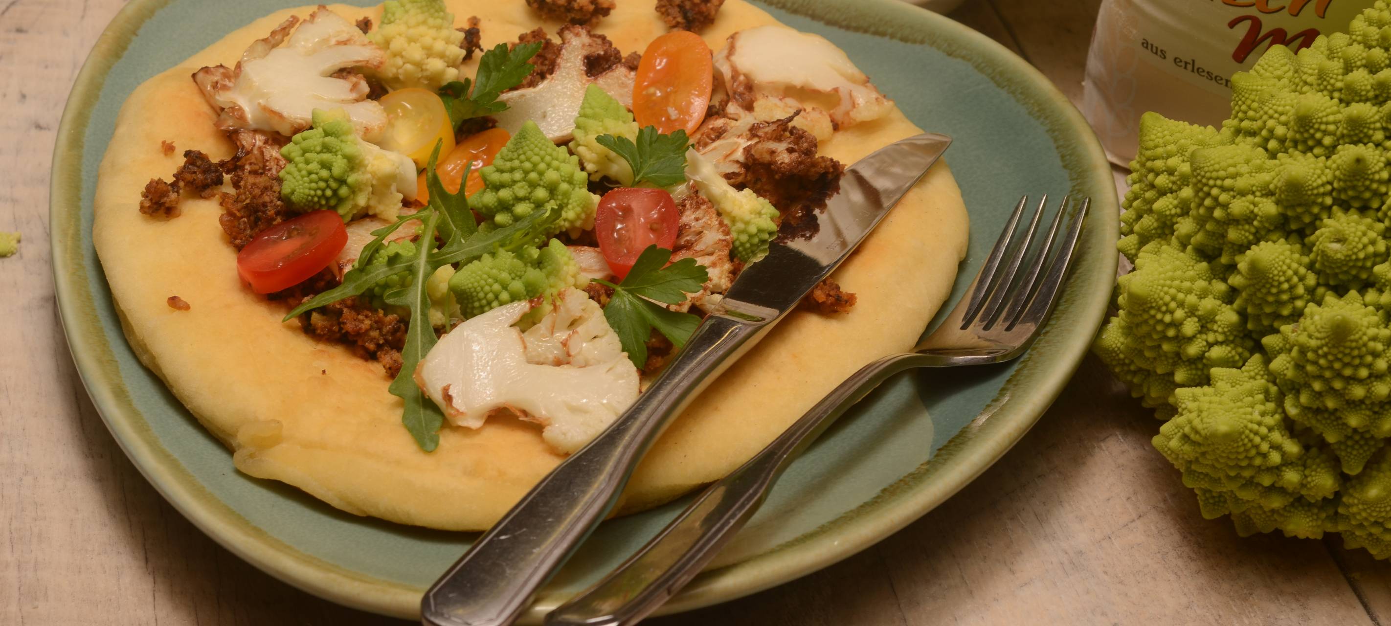 Leckeres Pfannenbrot mit Hackfleisch, Romanesco und Blumenkohl