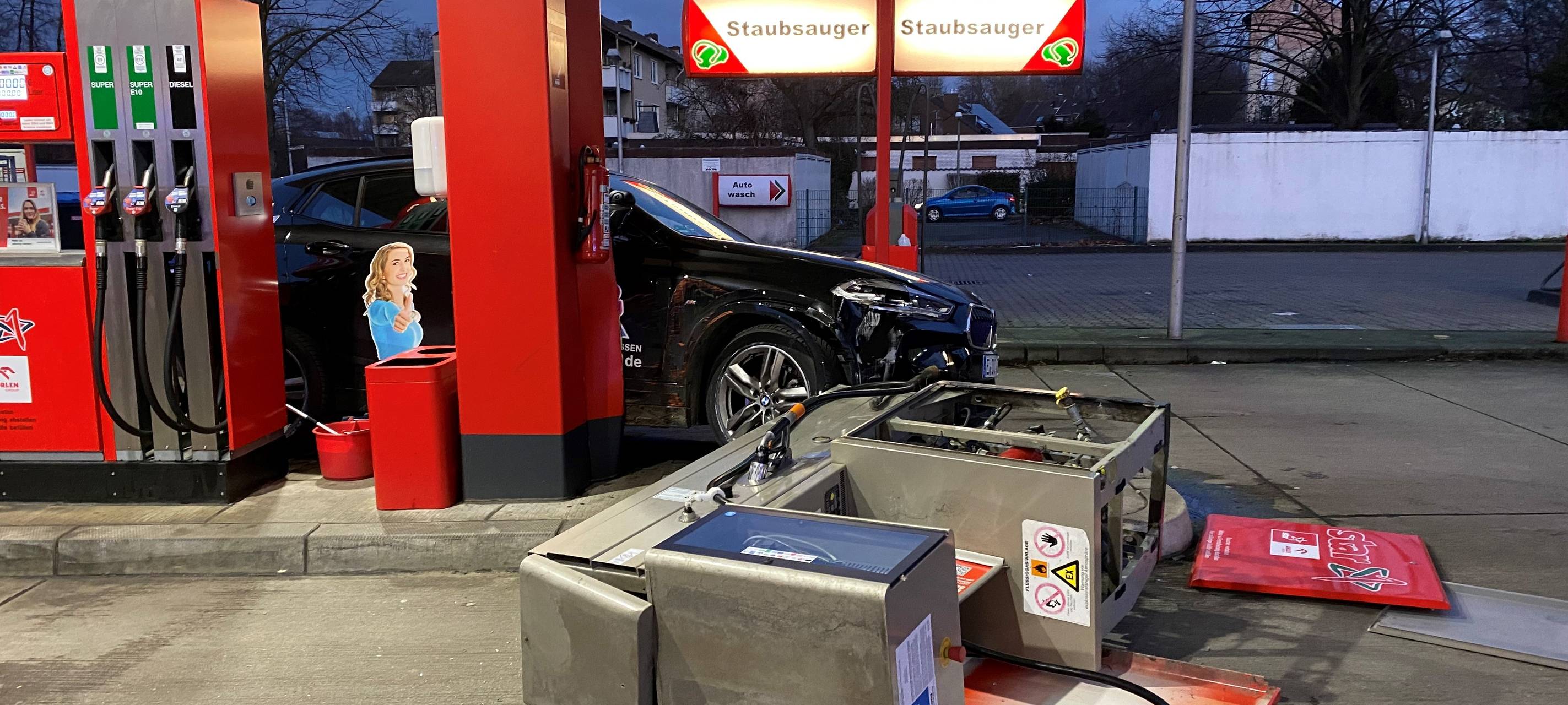 Die umgefahrene Zapfsäule an einer Gelsenkirchener Tankstelle