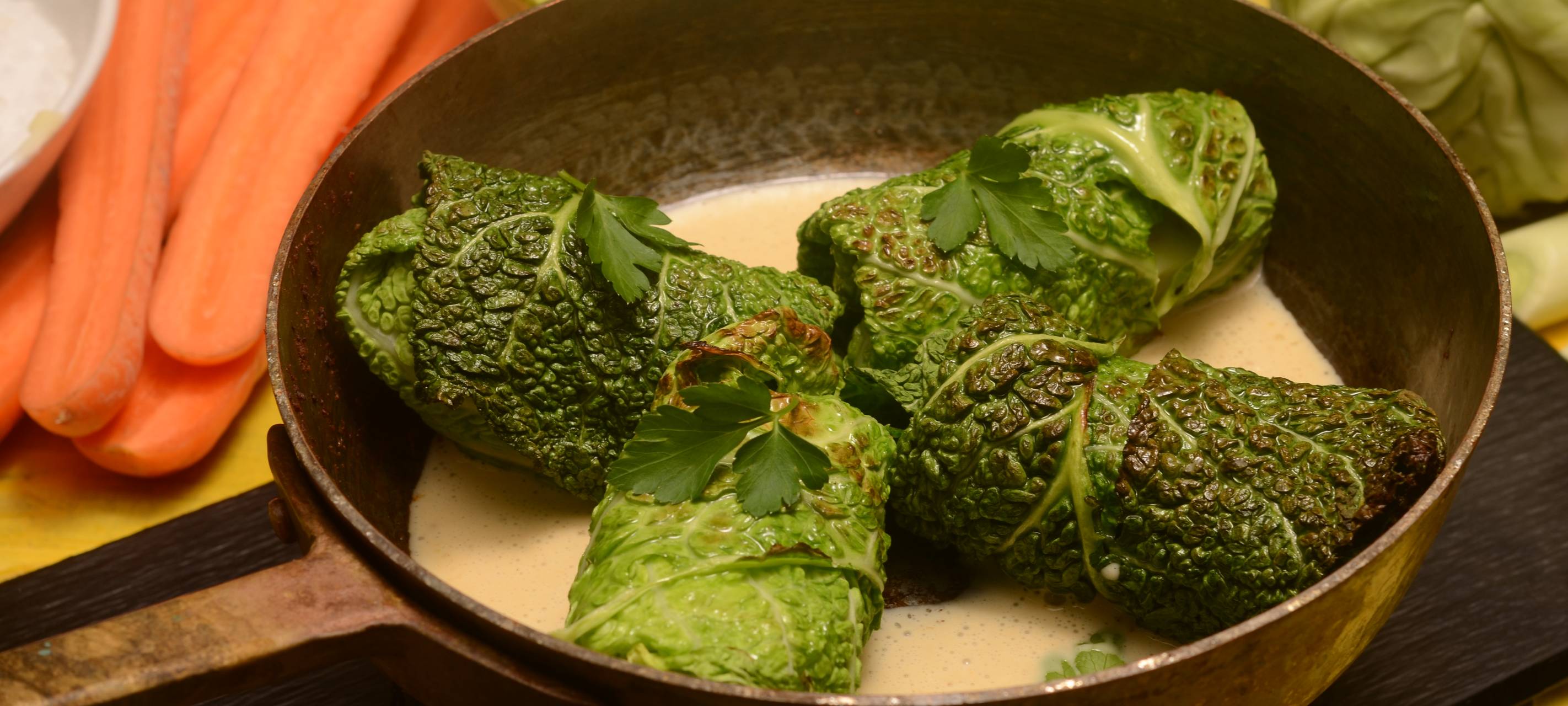 Schweineschulter im Wirsingblatt mit Weißbier-Sabayon