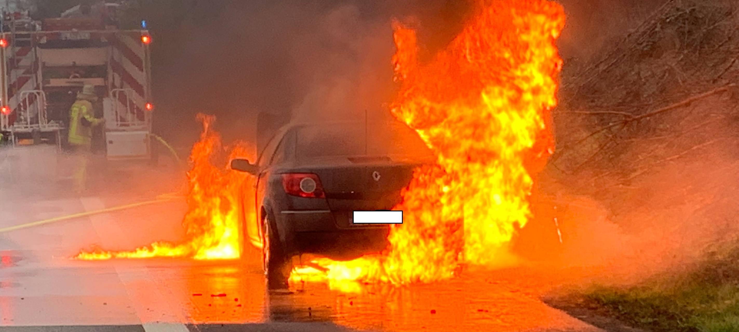 Gladbecker Feuerwehr löscht brennendes Auto auf der A2