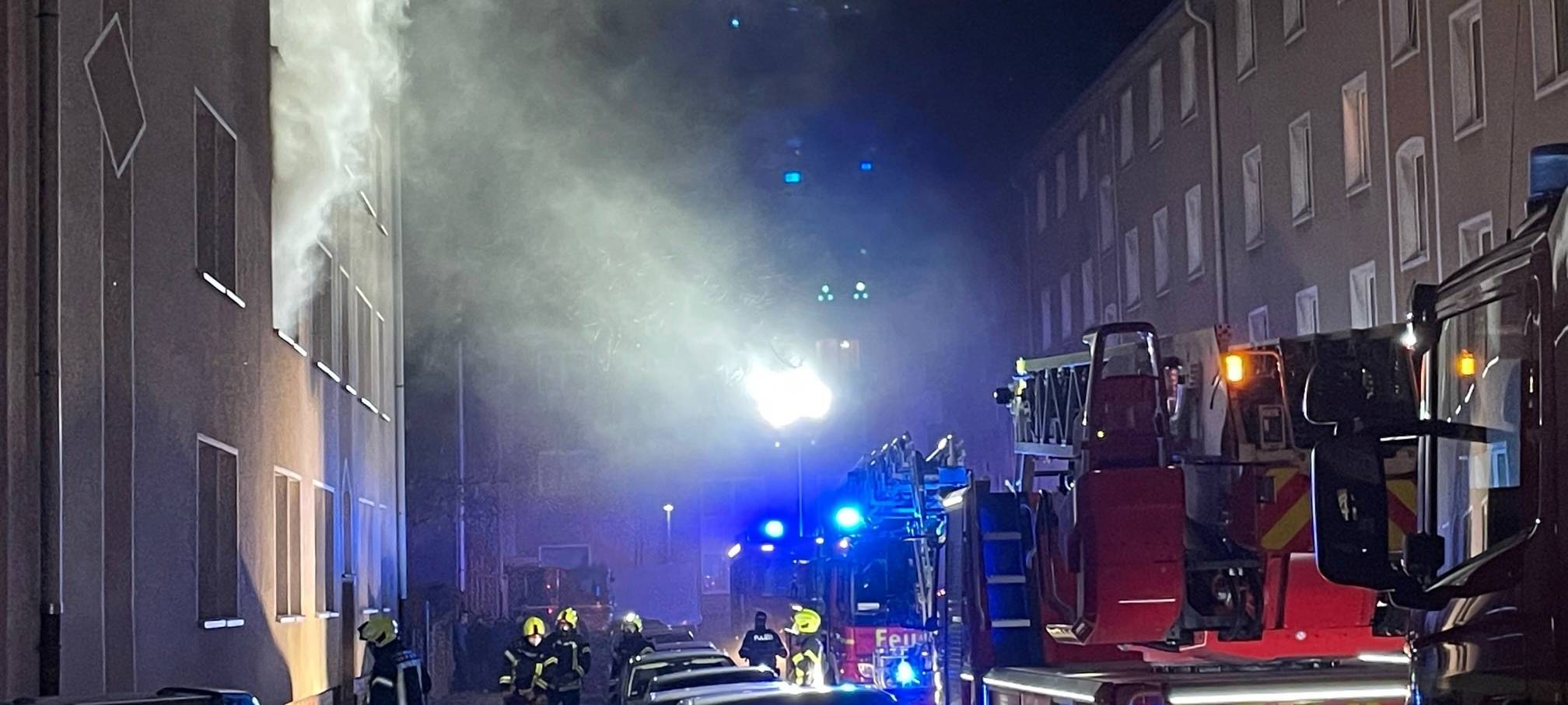 Feuerwehrautos im Einsatz in enger Straße in Gelsenkirchen