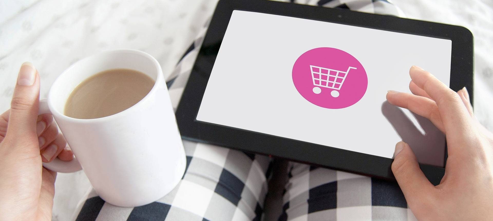 Frau mit Tablet beim Online-Shopping