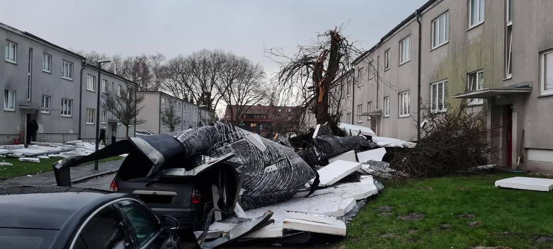 Flachdach auf Auto gestürzt