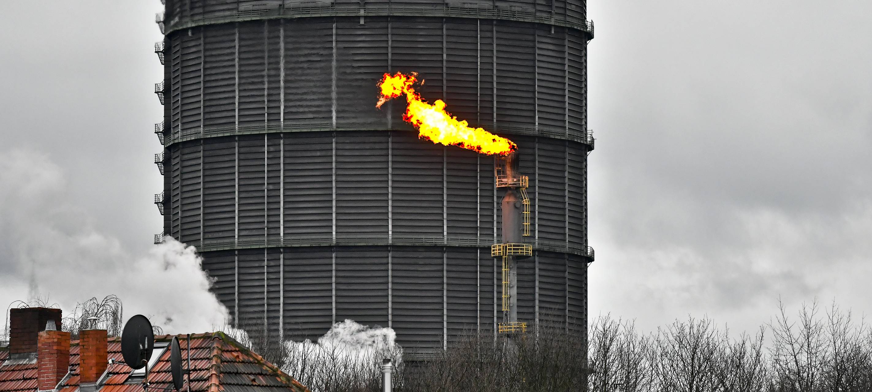 Leuchtende Fackel an der Bottroper Kokerei