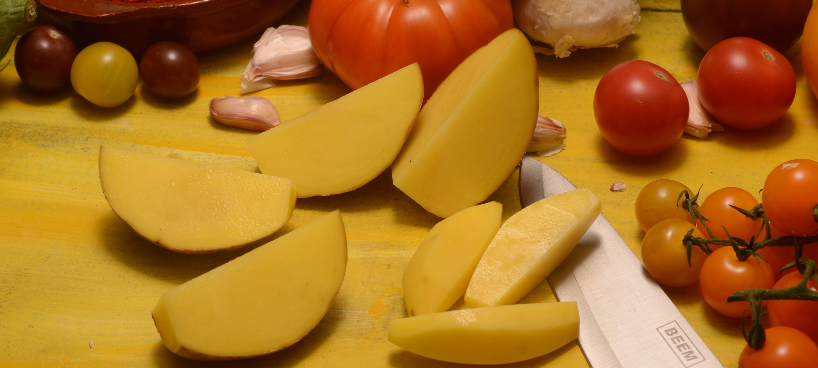 Brathähnchen gefüllt mit Zaalouk, Karotten und Ofen-Kartoffeln