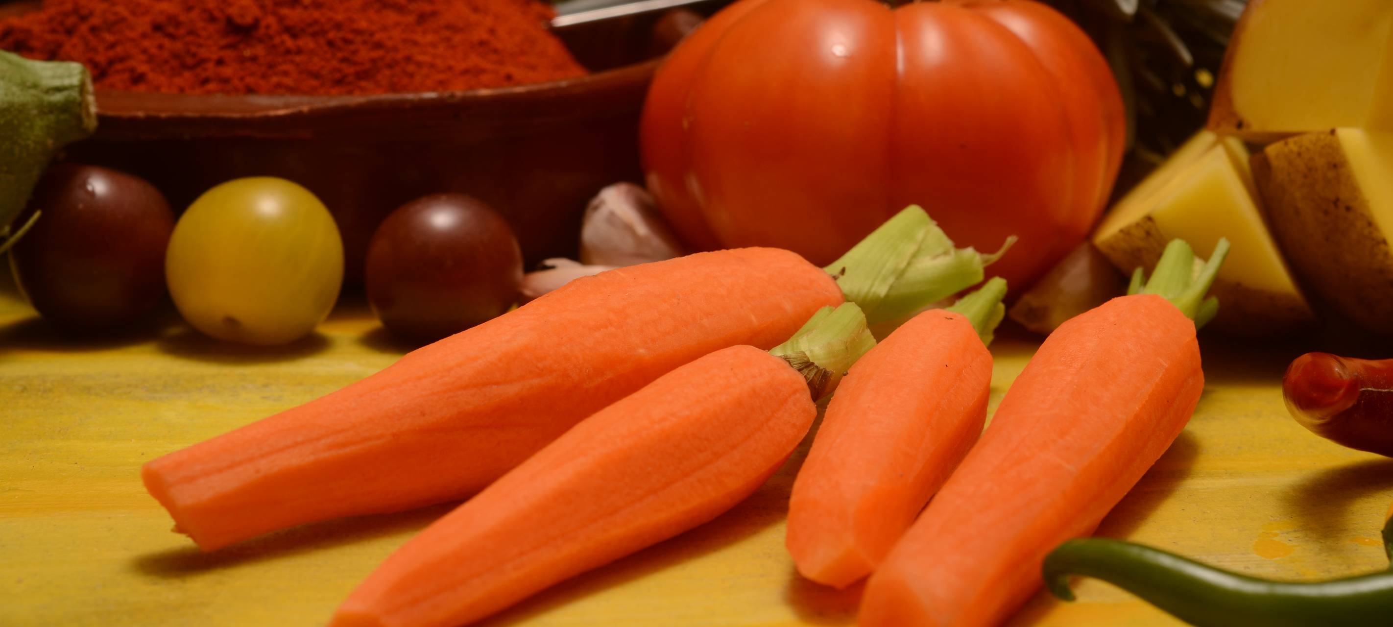 Brathähnchen gefüllt mit Zaalouk, Karotten und Ofen-Kartoffeln
