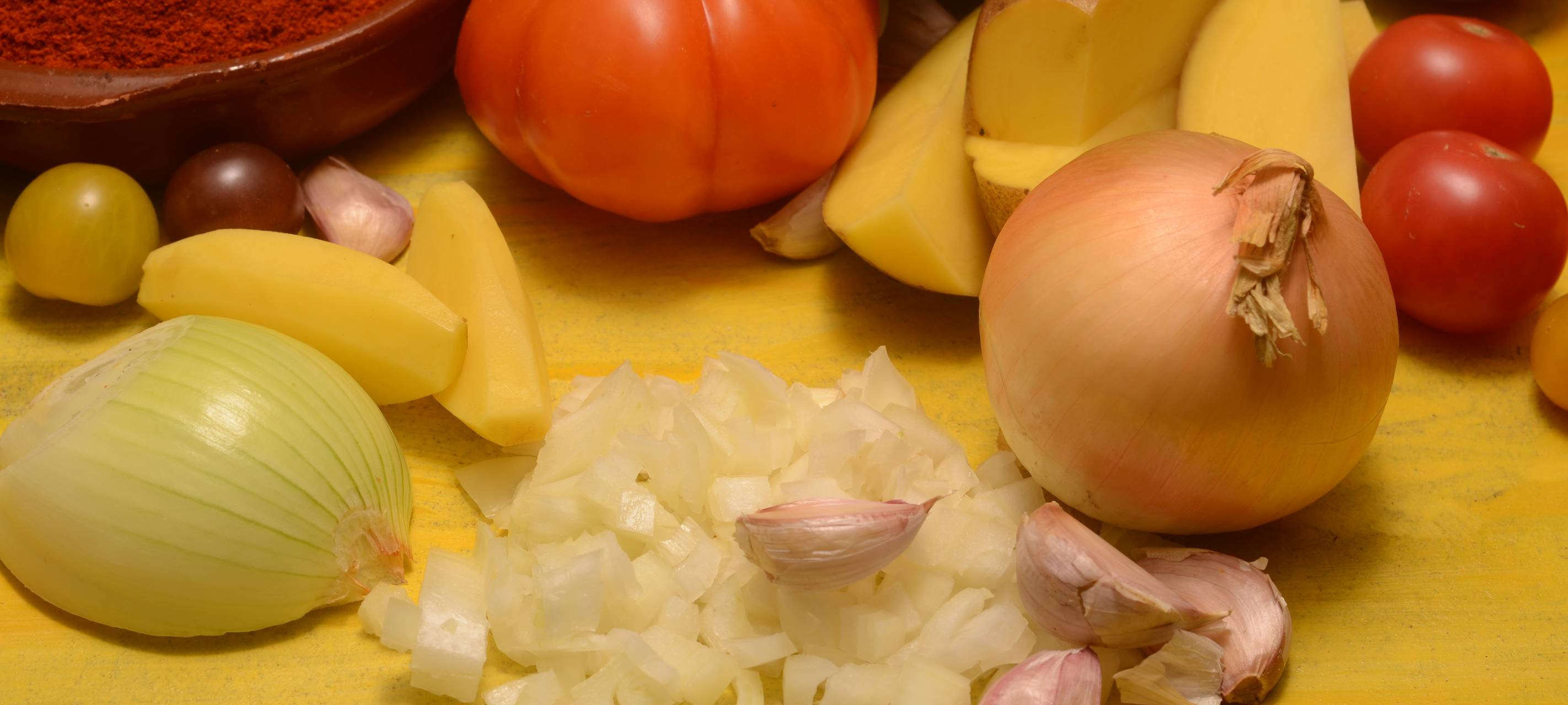 Brathähnchen gefüllt mit Zaalouk, Karotten und Ofen-Kartoffeln