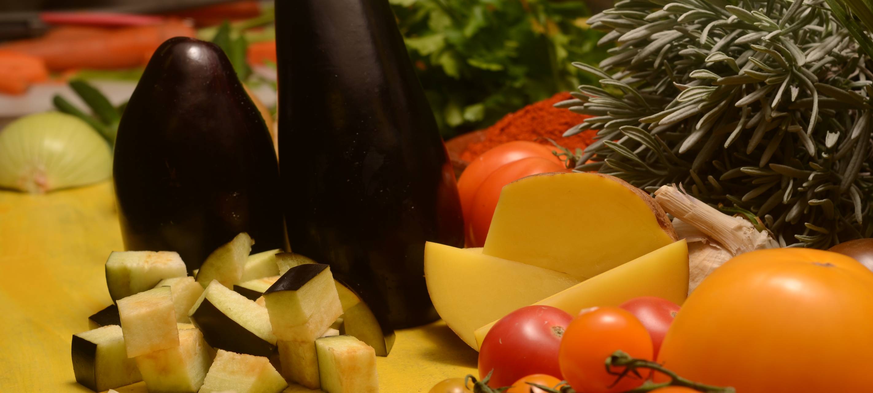 Brathähnchen gefüllt mit Zaalouk, Karotten und Ofen-Kartoffeln