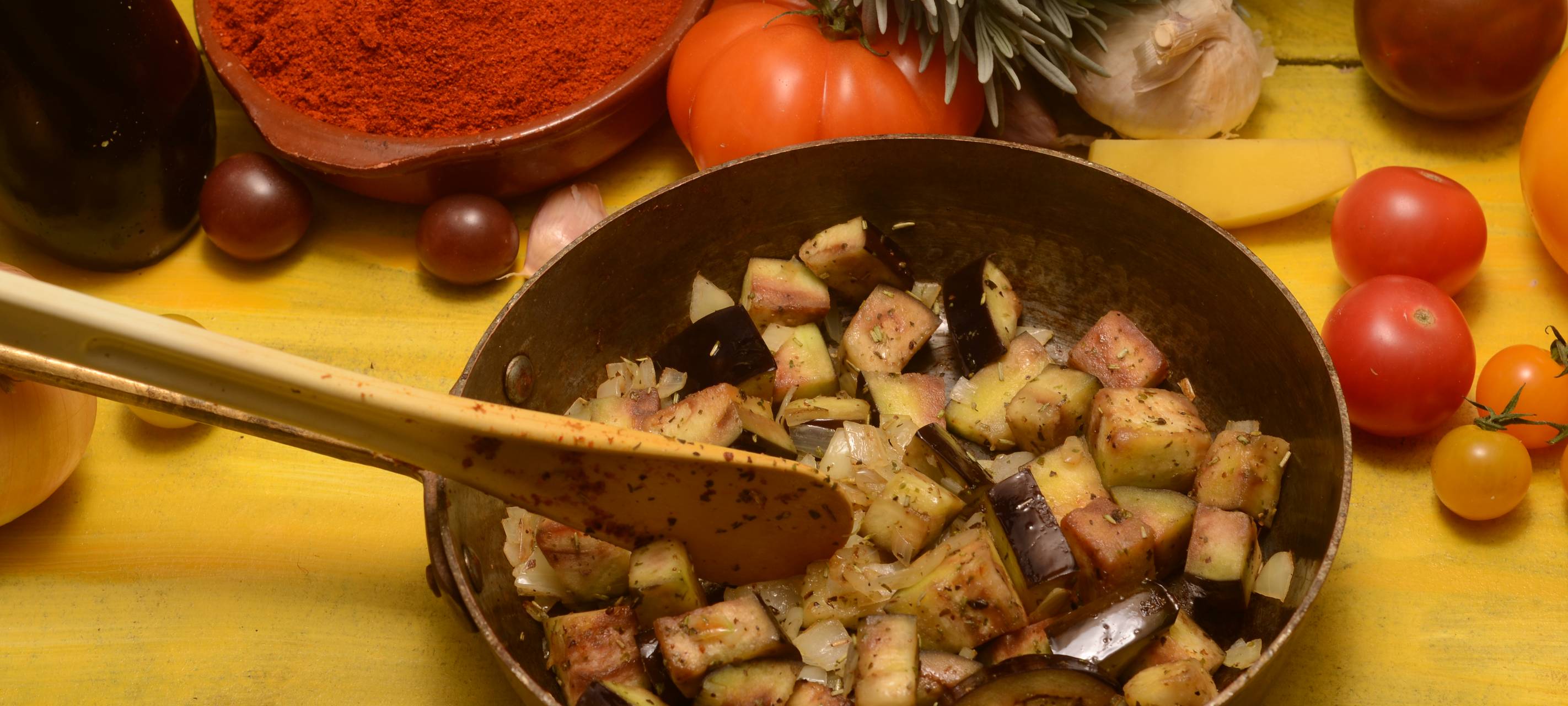 Brathähnchen gefüllt mit Zaalouk, Karotten und Ofen-Kartoffeln