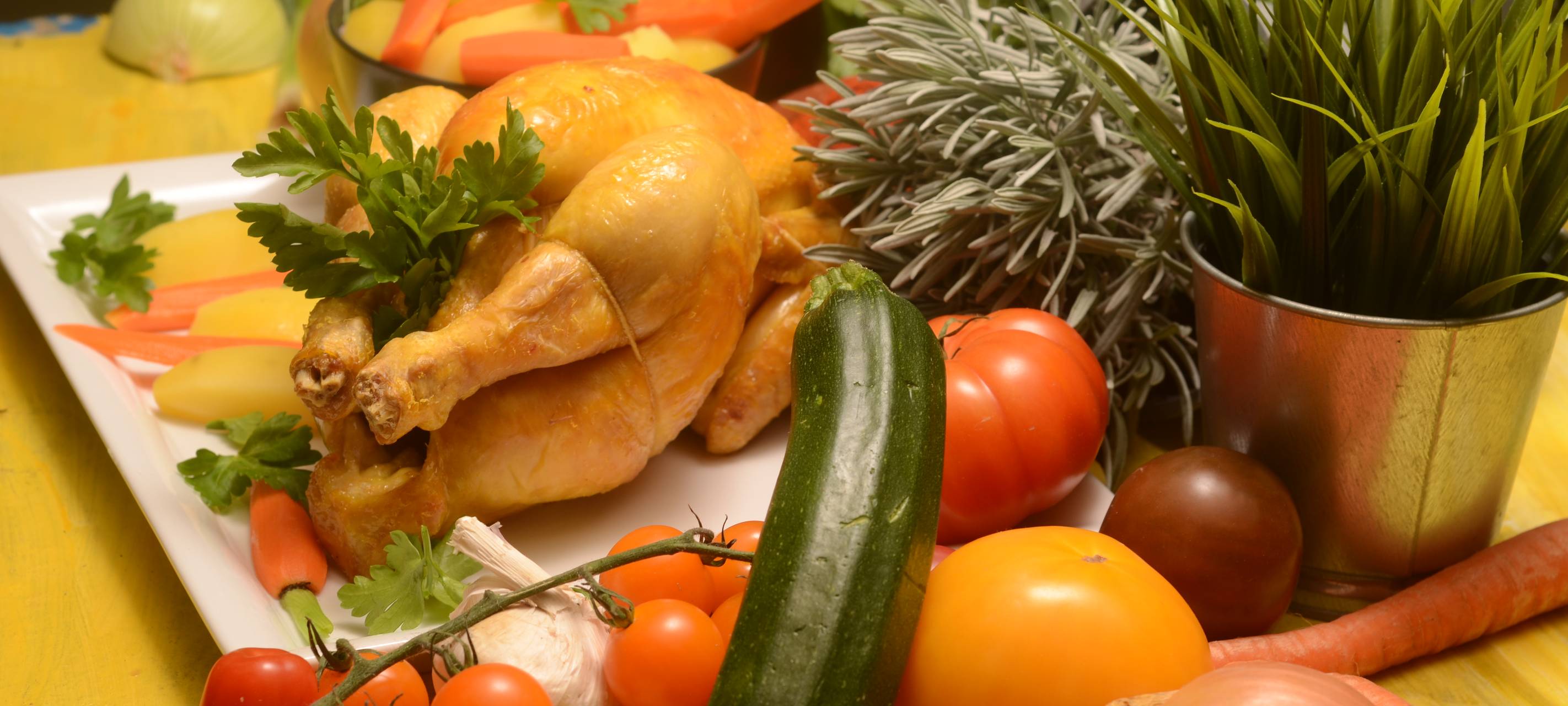 Brathähnchen gefüllt mit Zaalouk, Karotten und Ofen-Kartoffeln