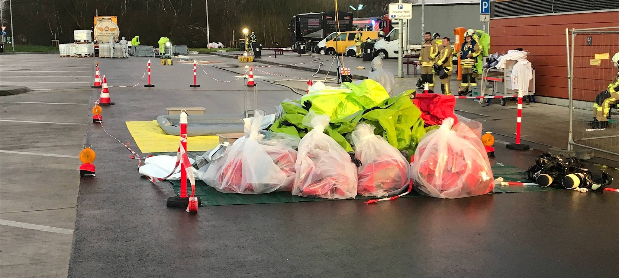 Gefahrguteinsatz der Bottroper Feuerwehr an der A2