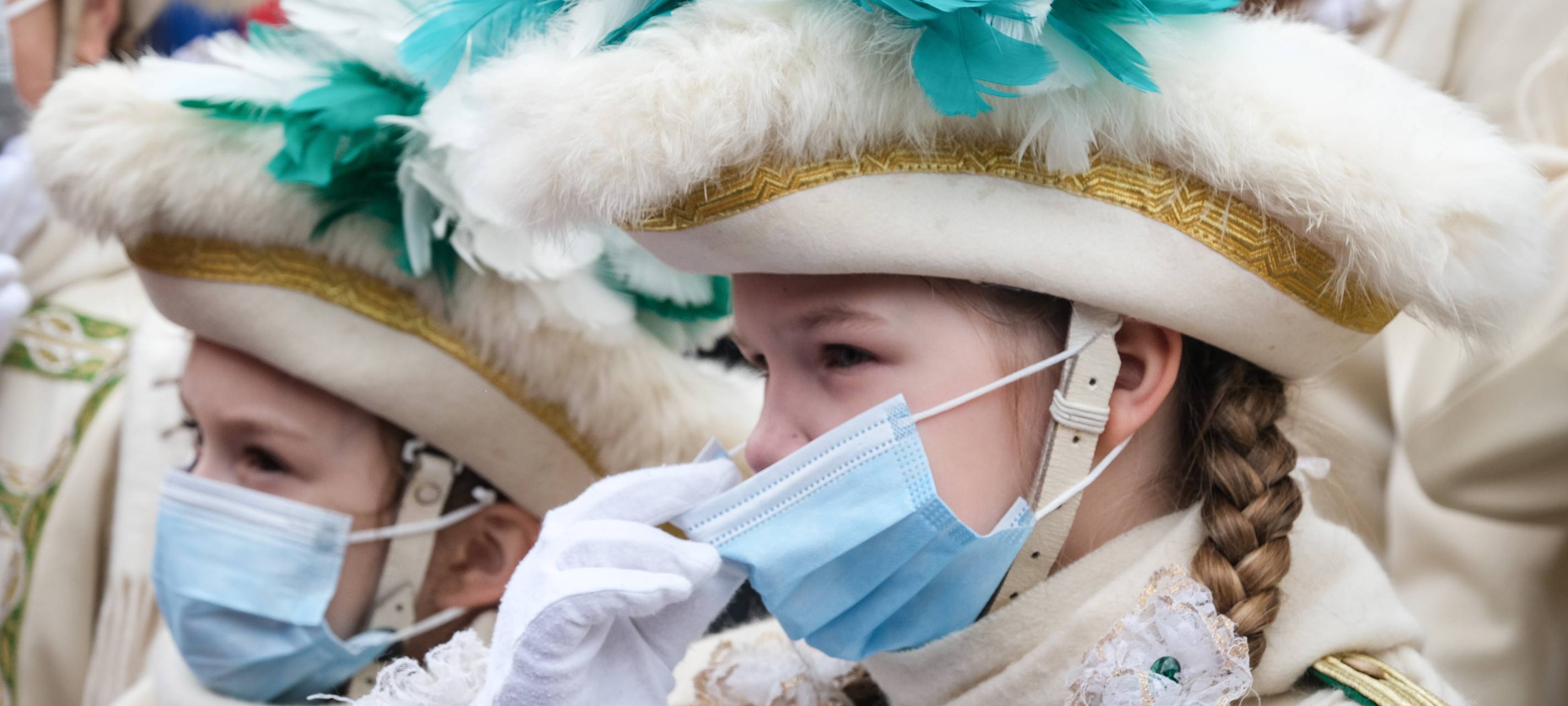 Funkemariechen mit Maske