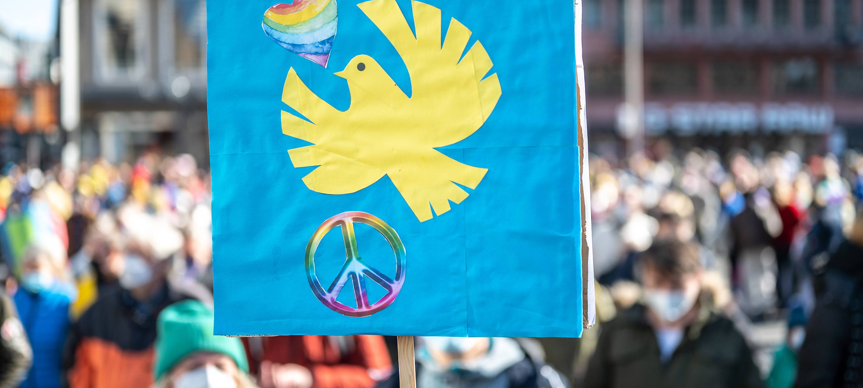 Schild mit Friedenstaube