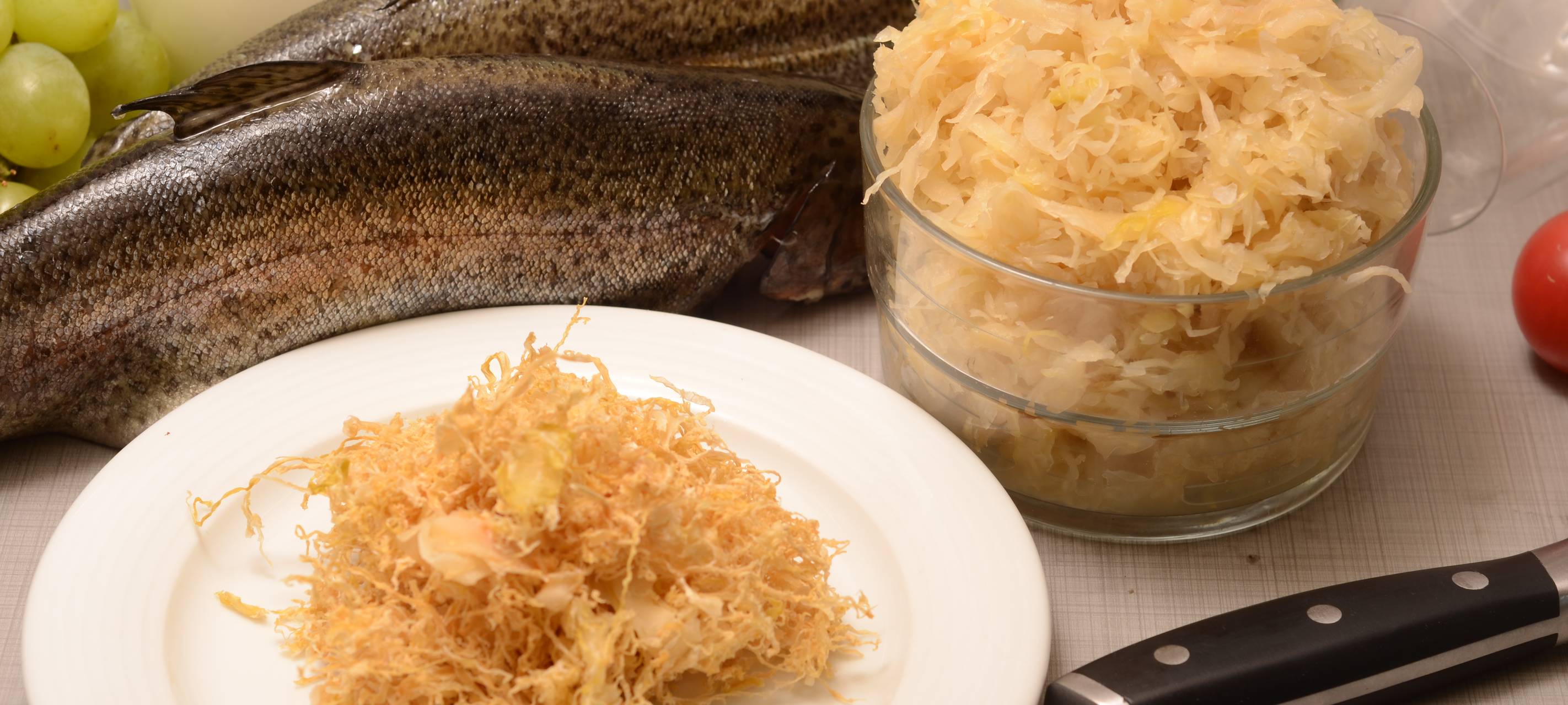 Forelle mit Rieslingsoße und frittiertem Sauerkraut