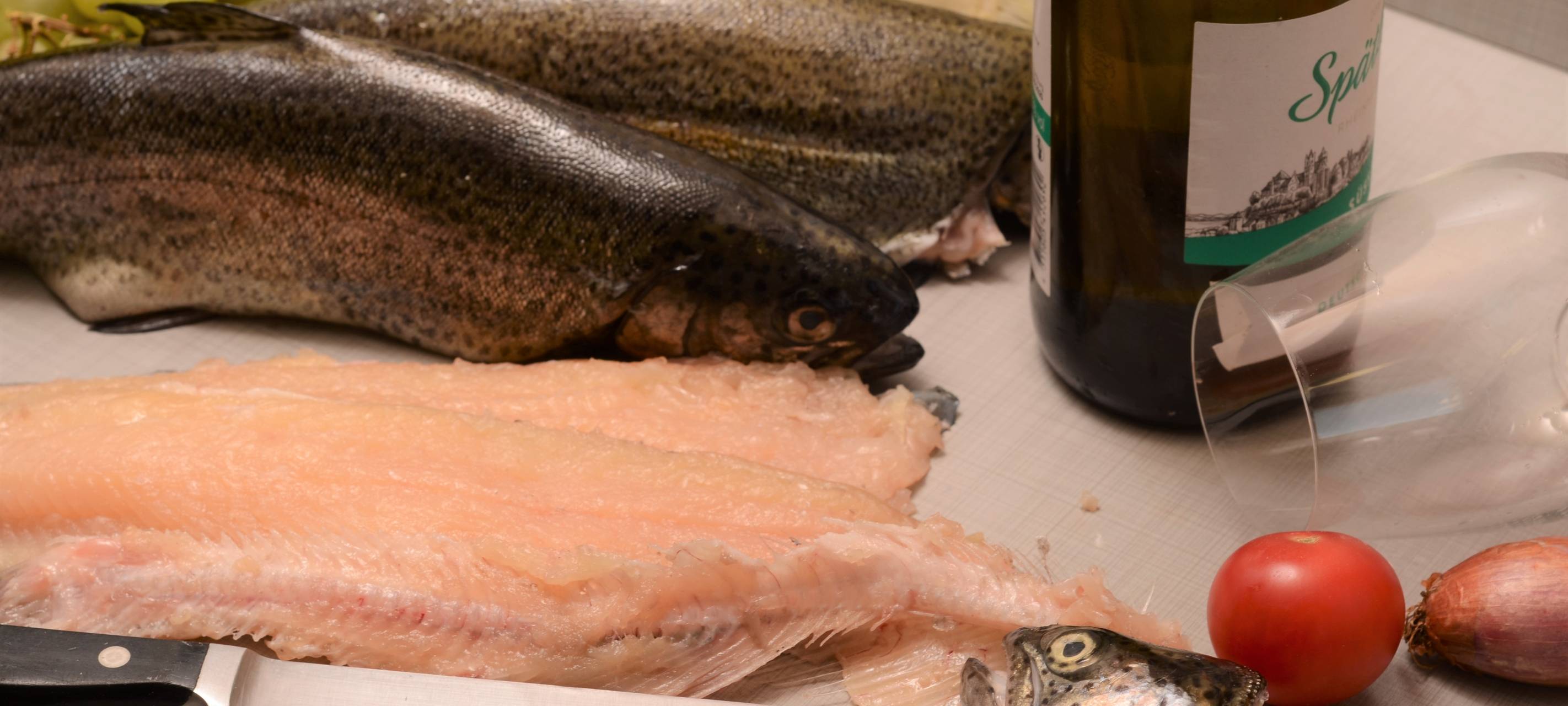 Forelle mit Rieslingsoße und frittiertem Sauerkraut