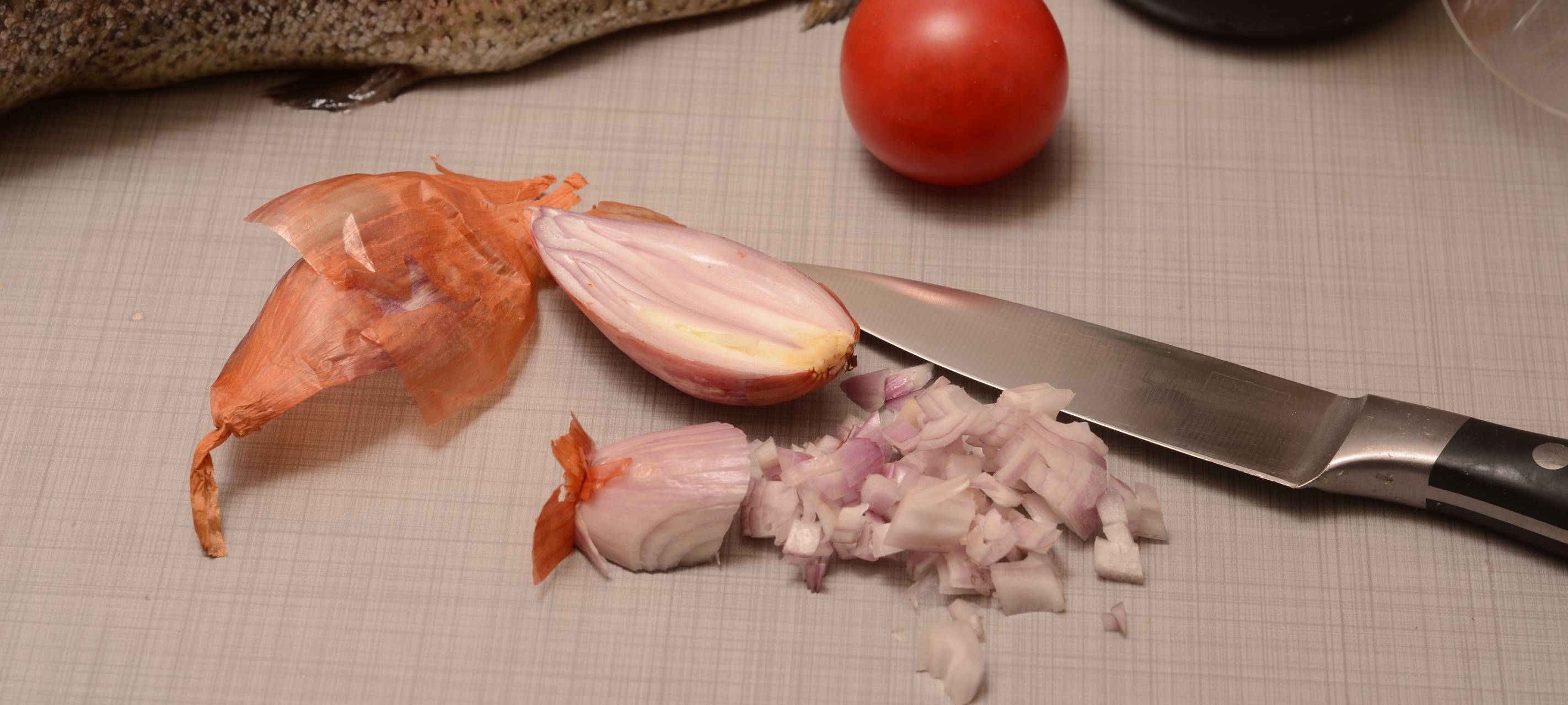 Forelle mit Rieslingsoße und frittiertem Sauerkraut